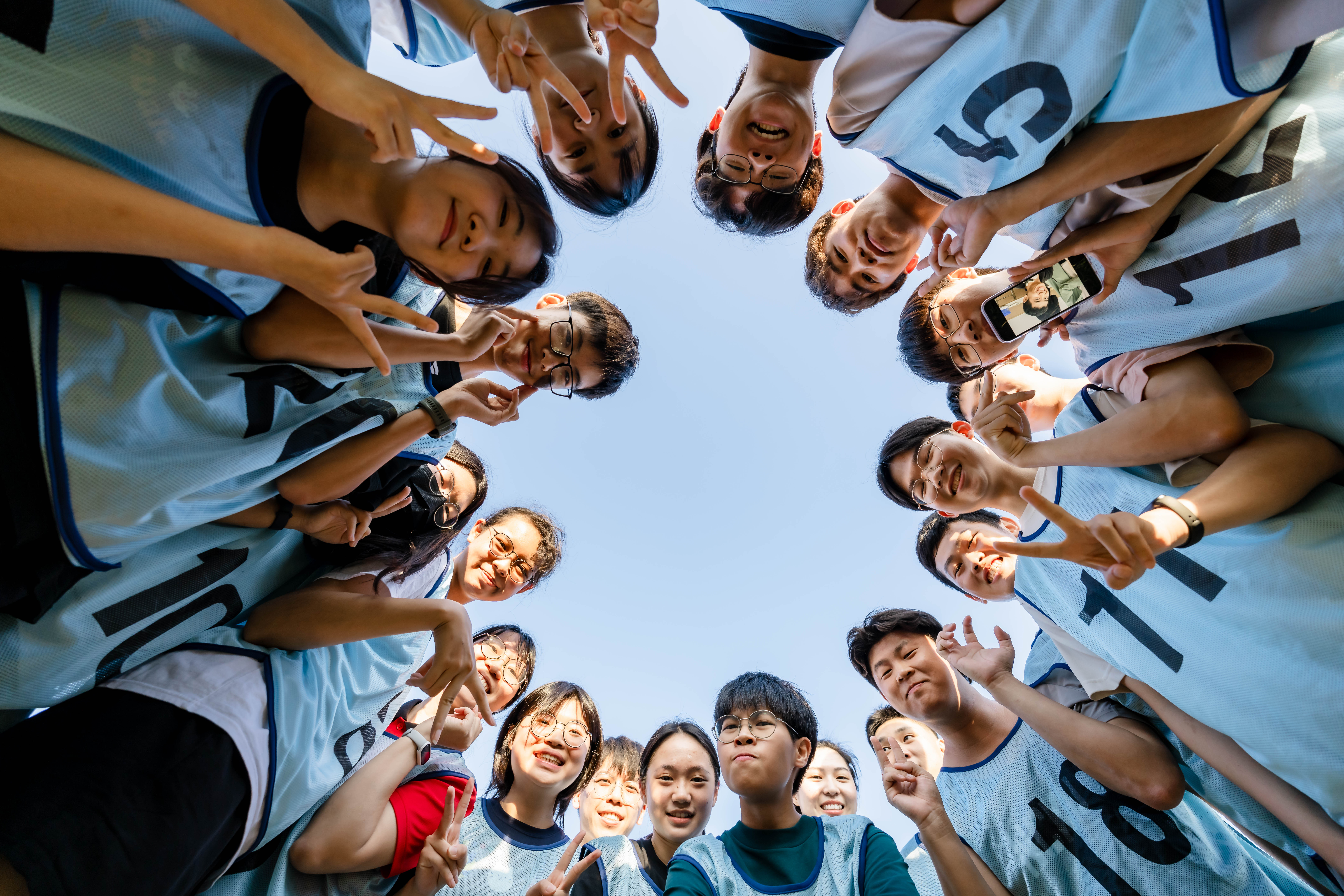On the second day of the preliminaries, a total of 32 teams competed fiercely for spots in the finals.