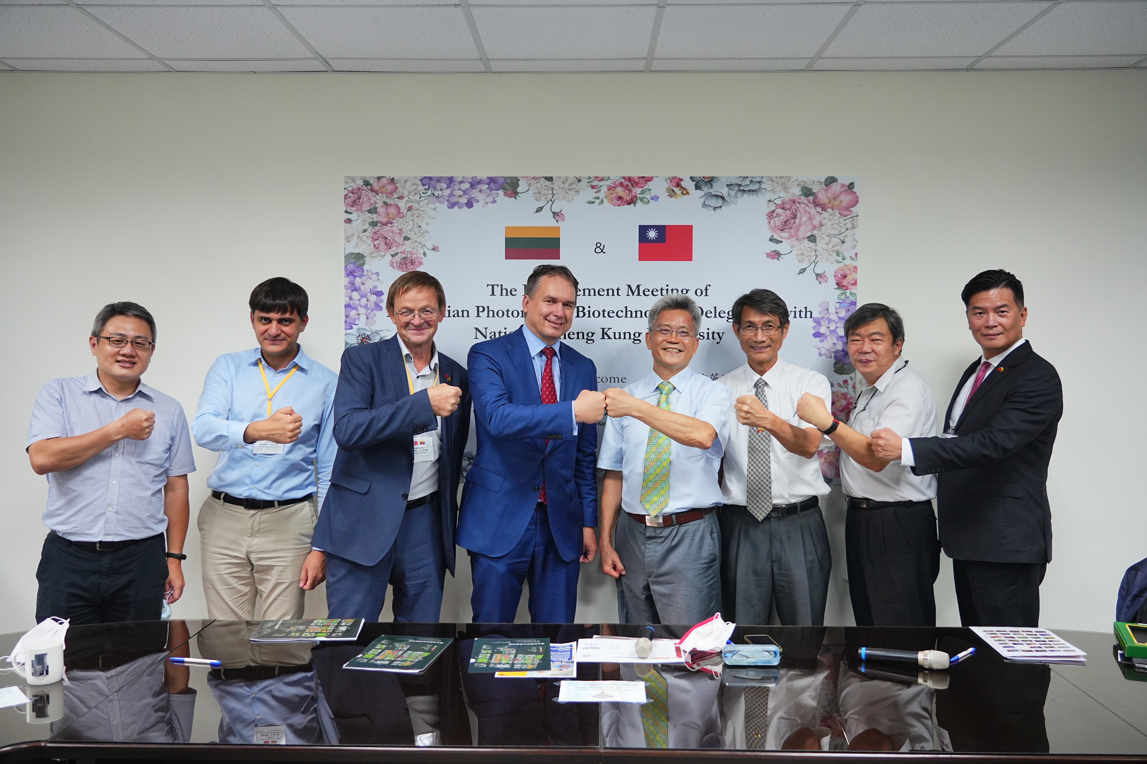 Dean Tsai (4th right) and Lithuanian representative Paulius Lukauskas (5th right) fist bump to express their expectations for future cooperation.