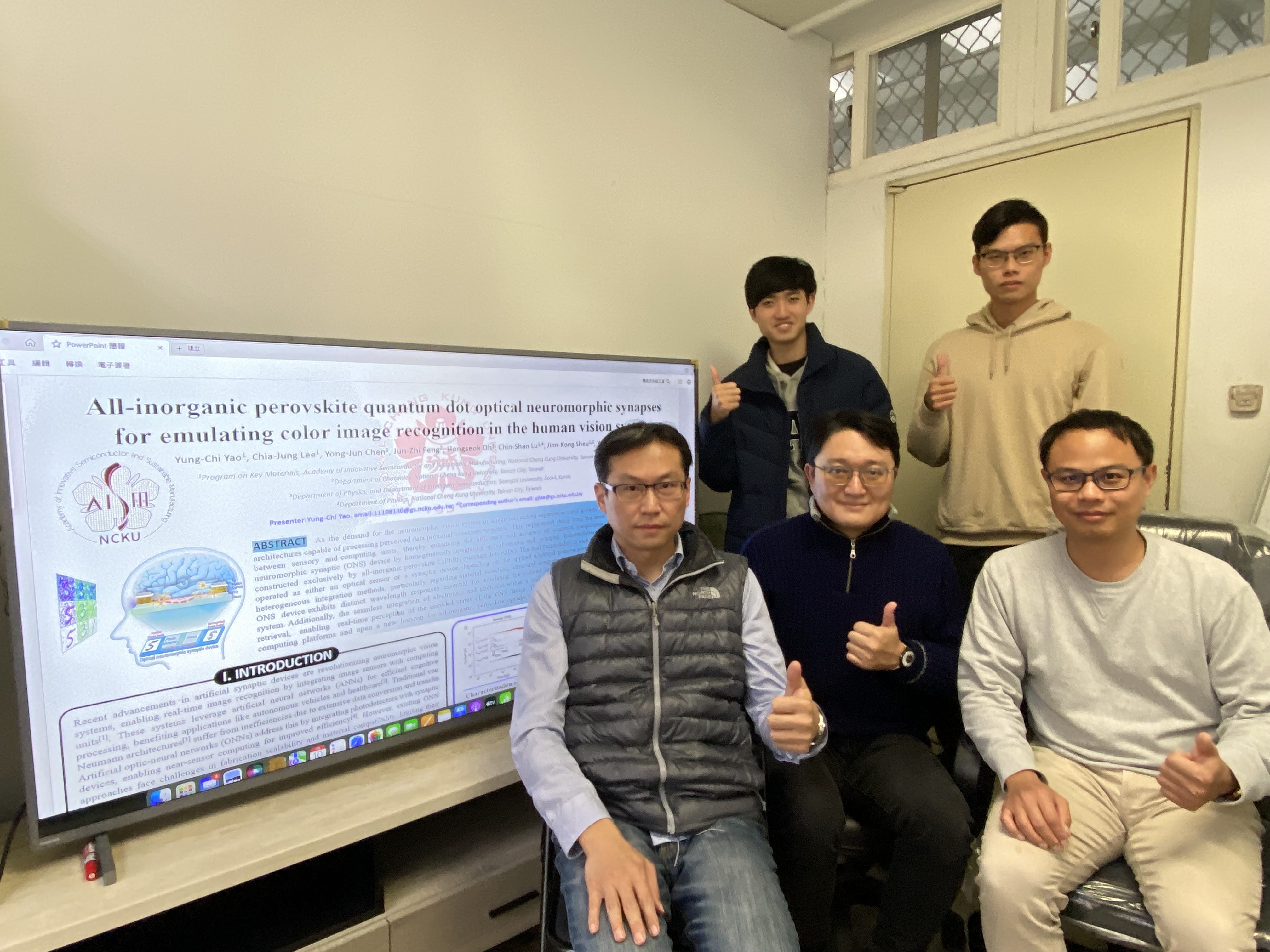 成大教授李亞儒團隊研發新型光學仿生神經形態突觸元件,團隊成員前排左起李亞儒、博後研究員姚詠祺、博士生李家榮,後排左起碩士生馮俊智與陳永濬