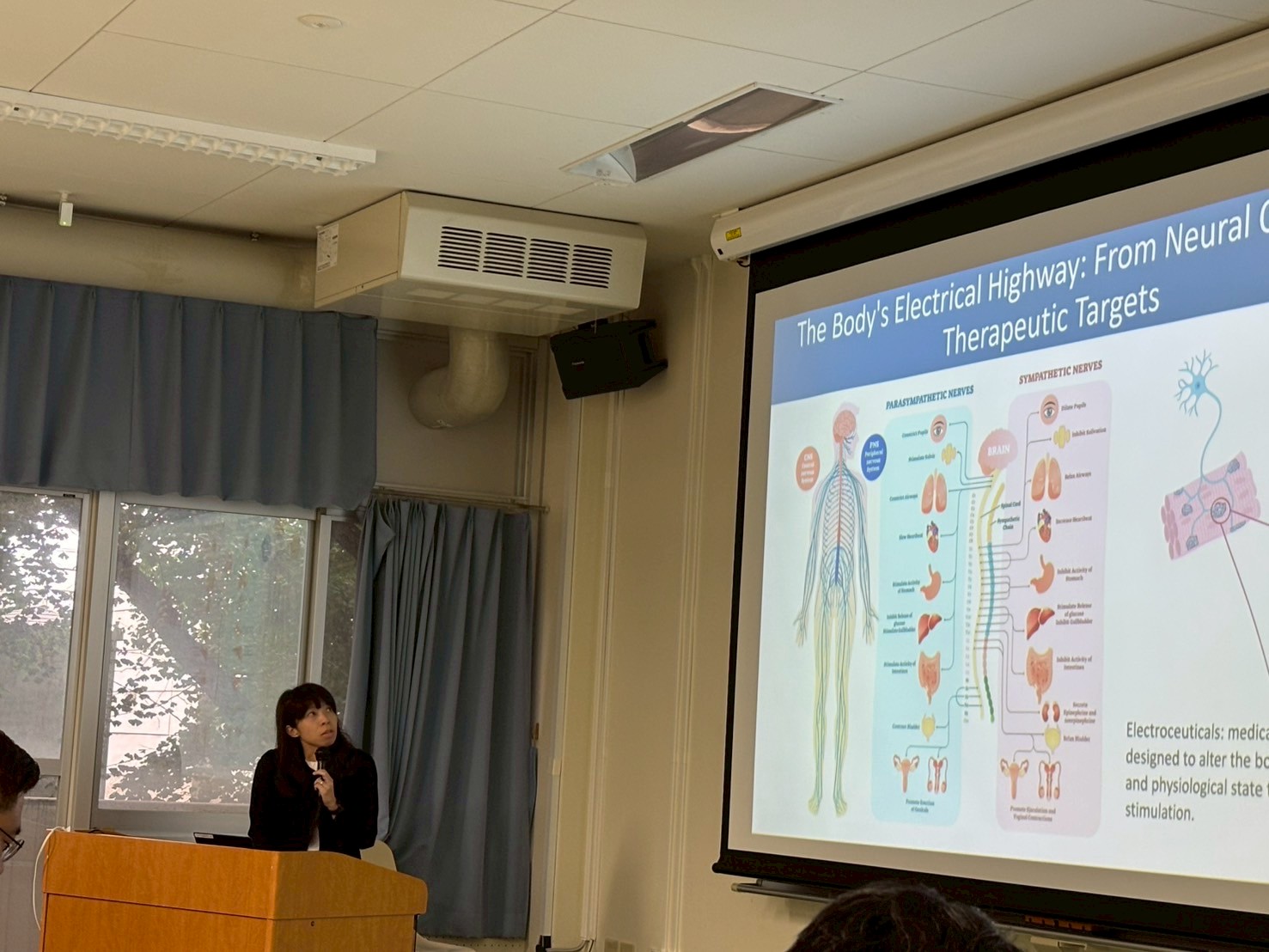 成大醫院血液科許雅婷醫師介紹成大前瞻生物電子醫學研究中心整合跨領域平台,推進生物電子醫學的創新與臨床應用