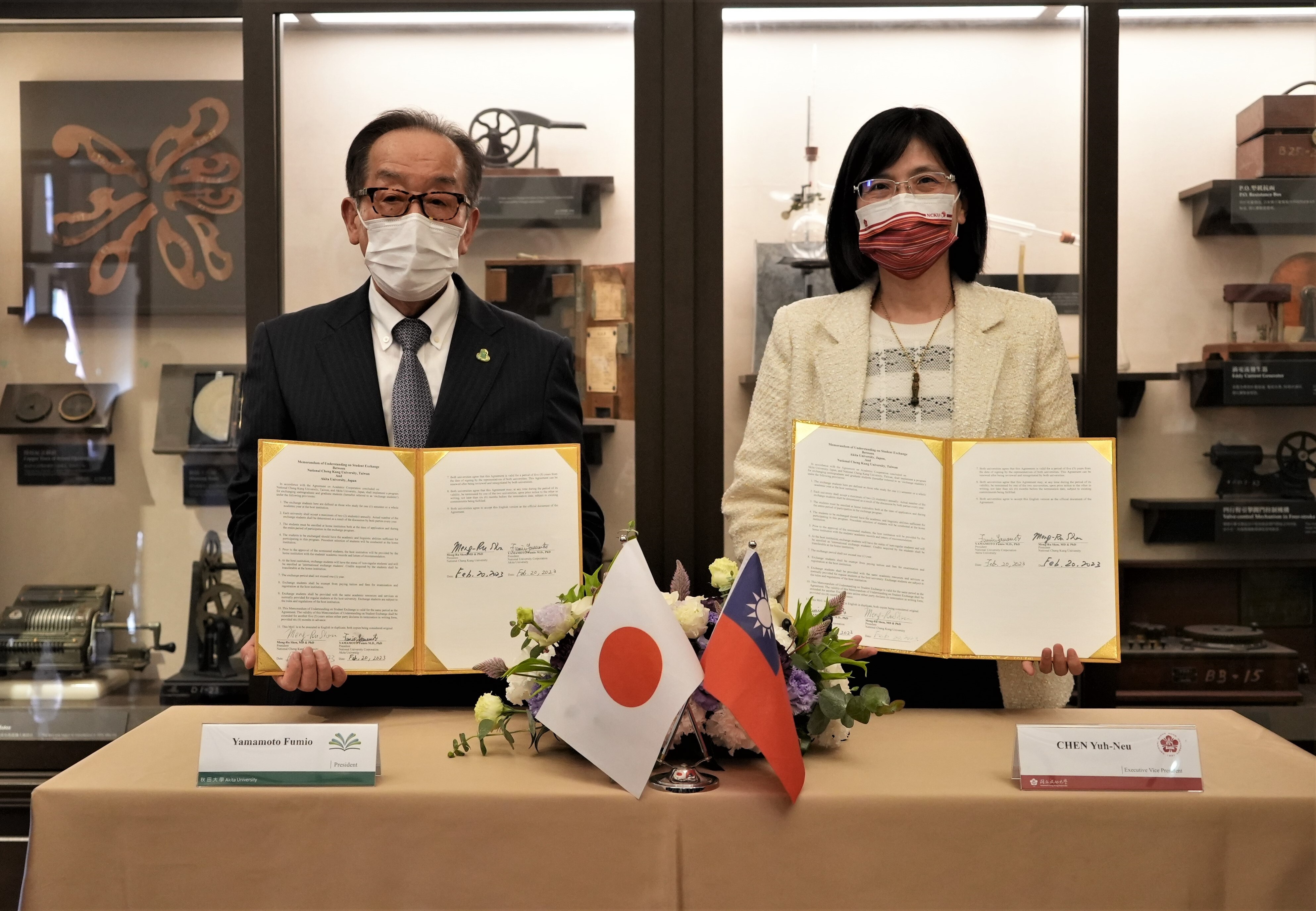 本次簽約由成大副校長陳玉女(右)與秋田大學校長山本文雄(Yamamoto Fumio)代表簽署