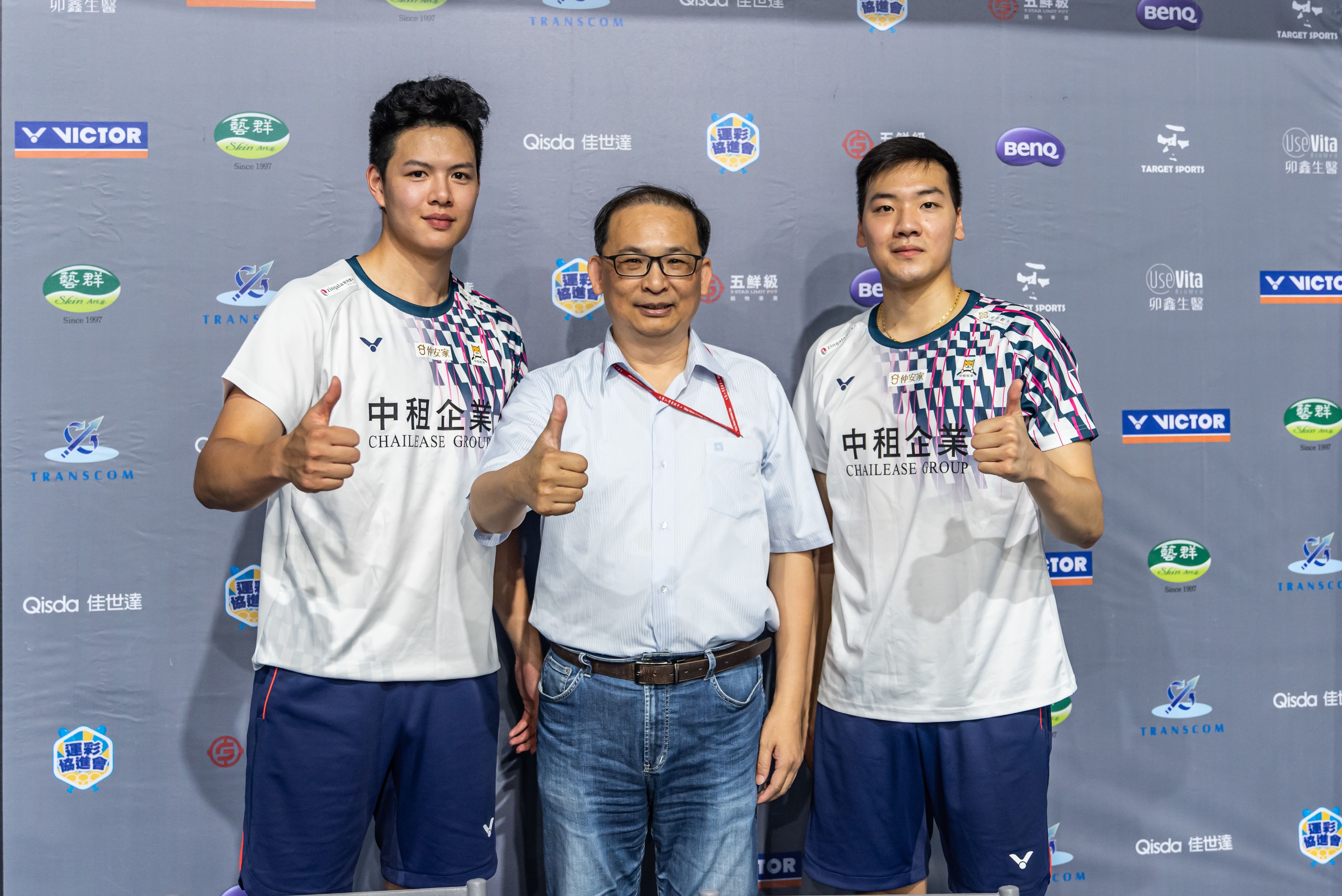 台灣羽壇新銳男雙組合江建葦(圖右)及吳軒毅(圖左)受邀擔任開球嘉賓，與成大教務長沈聖智(圖中)合影