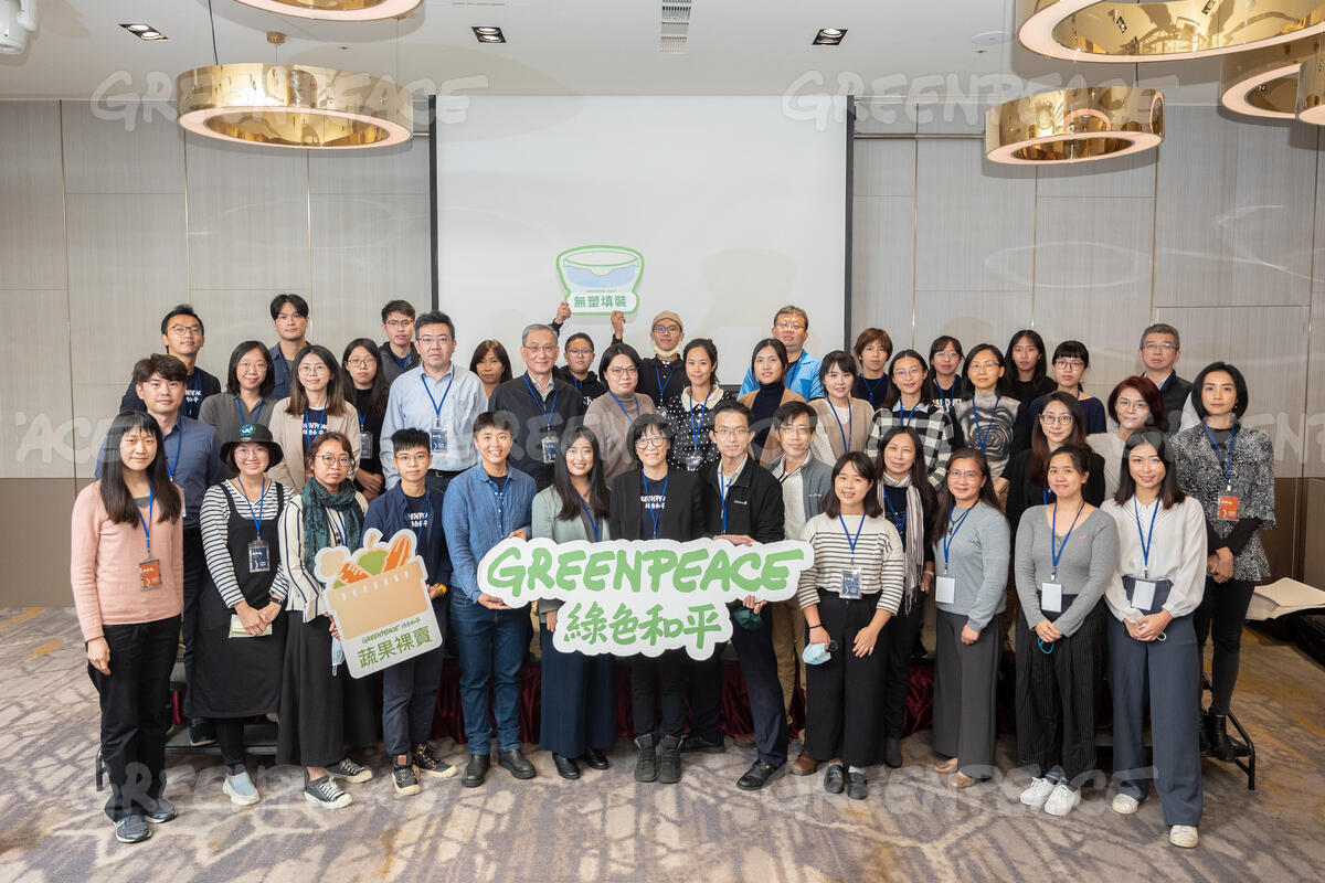 呼籲全臺超市蔬果裸賣減塑 成大環工系林心恬團隊用科學促進環境友善永續生活 成大環工系林心恬團隊與綠色和平舉辦工作坊帶領零售商探討蔬果裸賣可行性(照片來源/綠色和平)