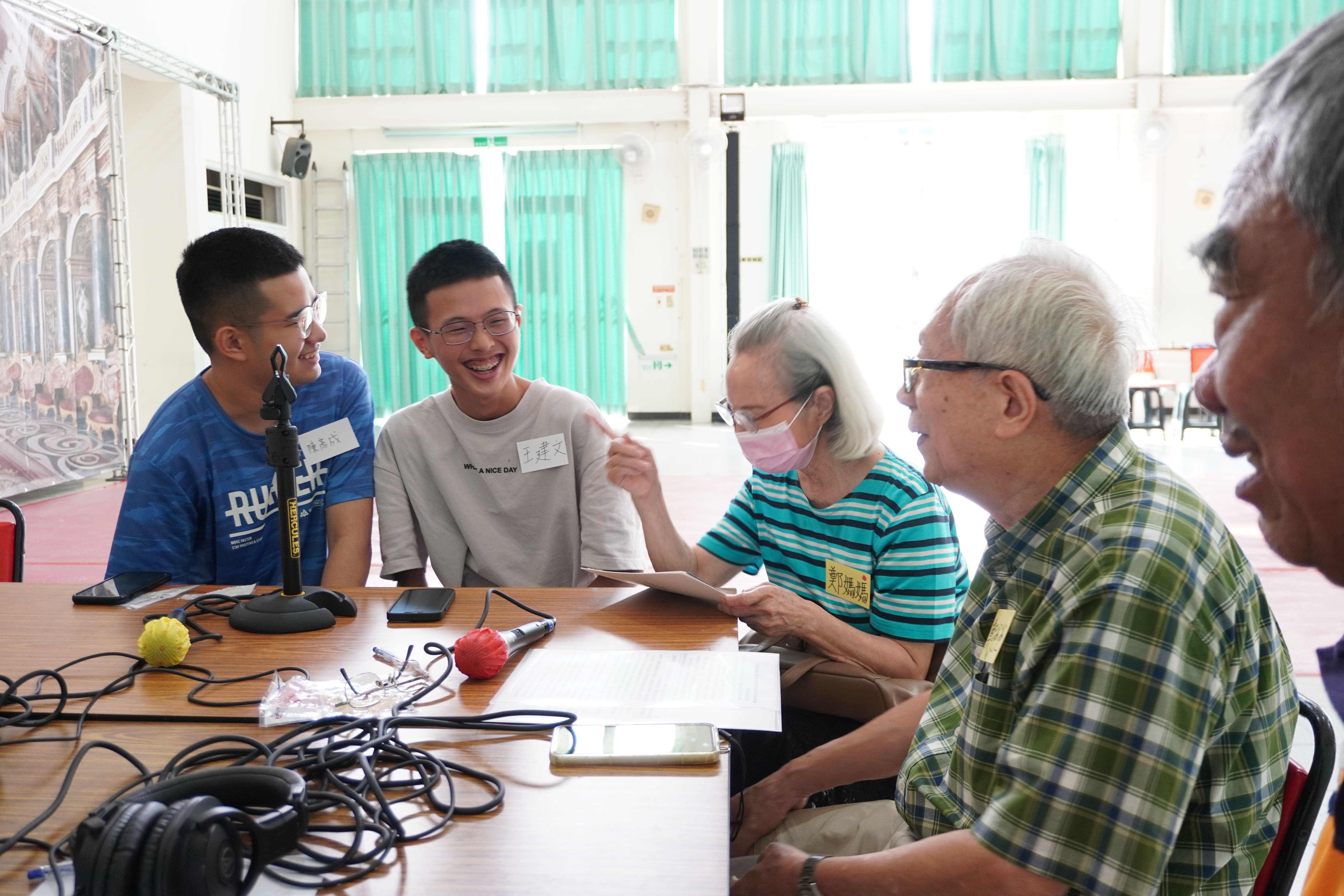 學生與南美長輩攜手錄製 Podcast 節目,傳承在地故事與文化記憶