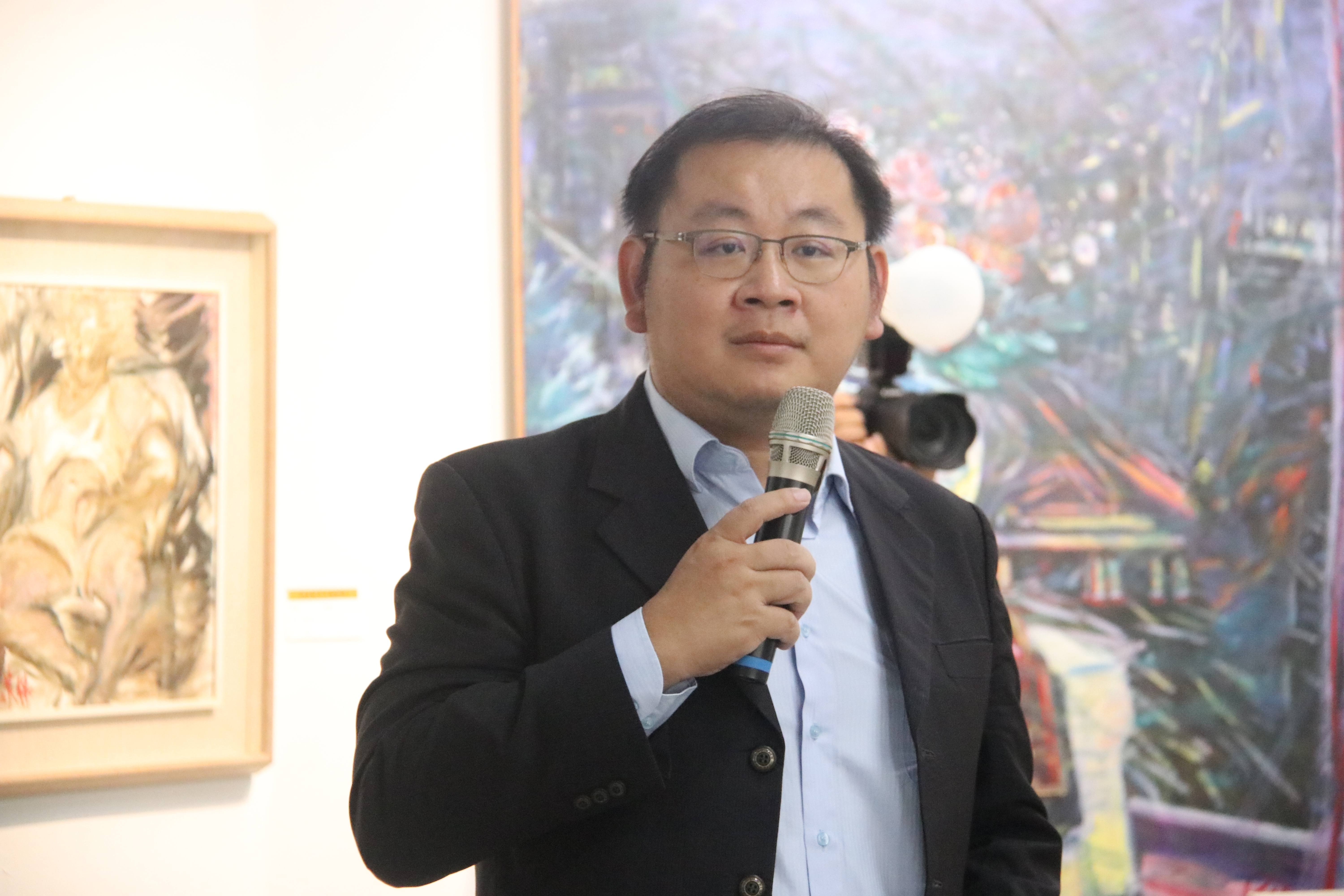 成大副藝術長楊佳翰出席開幕,致詞感謝吳美保校友對成大的支持。