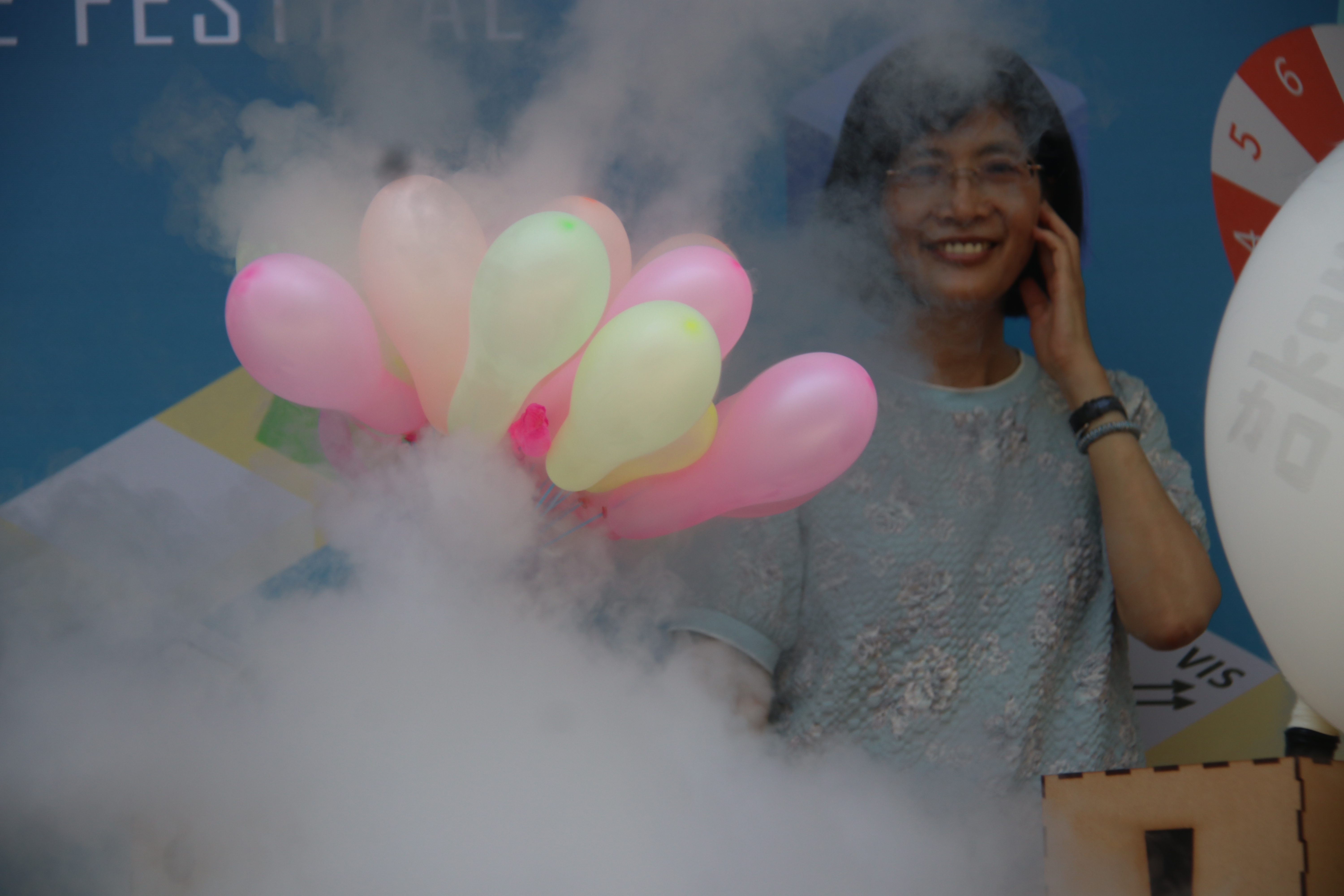 「臺南科學嘉年華」開幕展示液態氮的原理讓氣球膨脹,受到眾人喜愛。