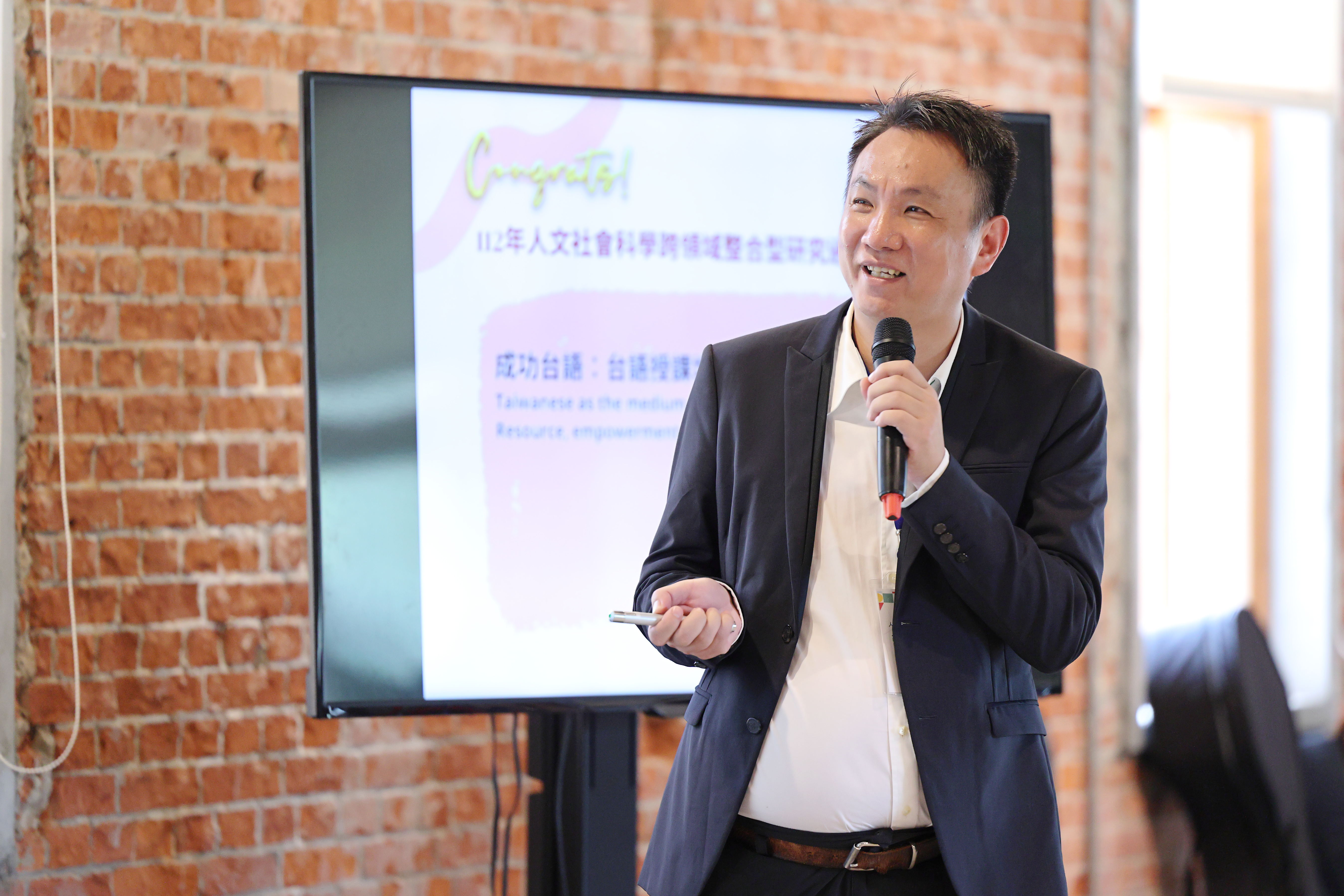 成大人社中心蔡群立主任表示,此次計畫徵件獲得熱烈迴響,許多老師跨出系(所)或學院尋求研究合作夥伴,也有老師先丟出想鑽研的議題,經由人社中心進一步媒合,不同專業聚在一起腦力激盪,果然碰撞出許多令人耳目一新的議題