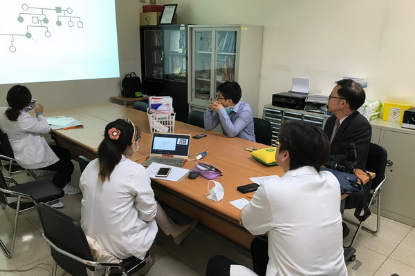 開診前，團隊一同討論今日的患者資訊，並協調調度所需資源。