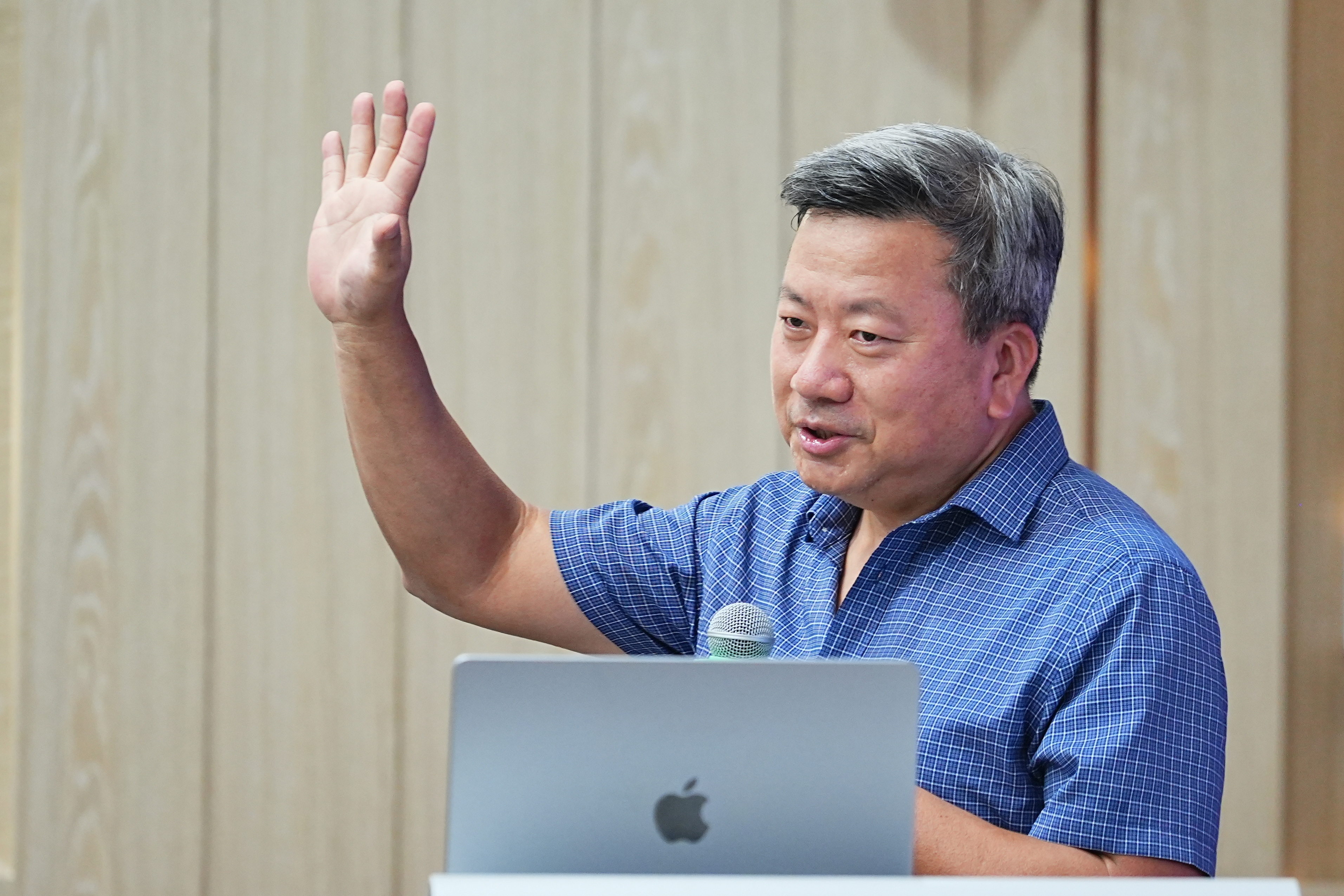 葉則昱博士在演講中鼓勵學生勇於提問、賣力提問,以自身經驗分享求職、創業心得
