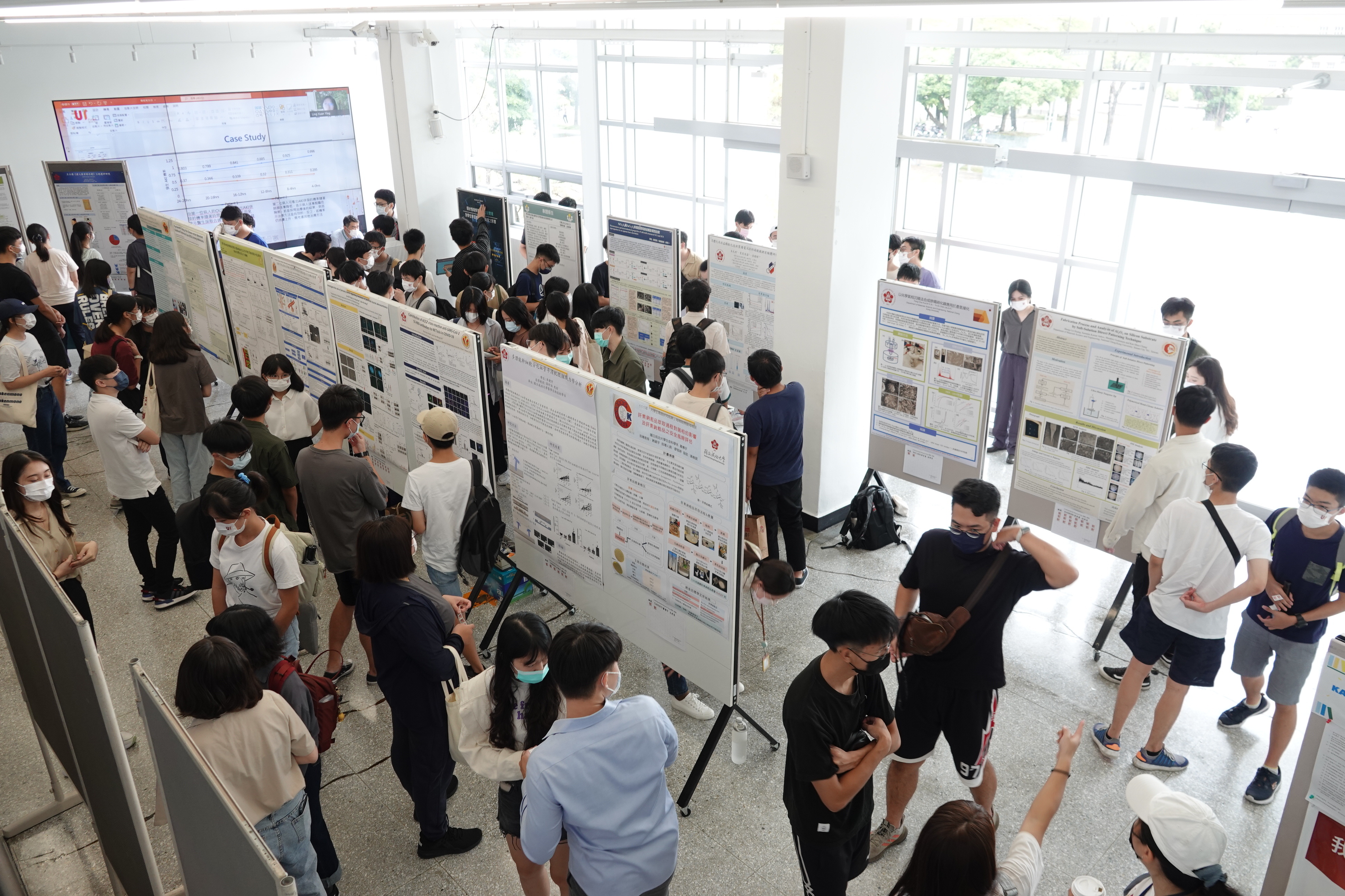 未來館二樓展出的大學生海報競賽吸引大批學生參訪