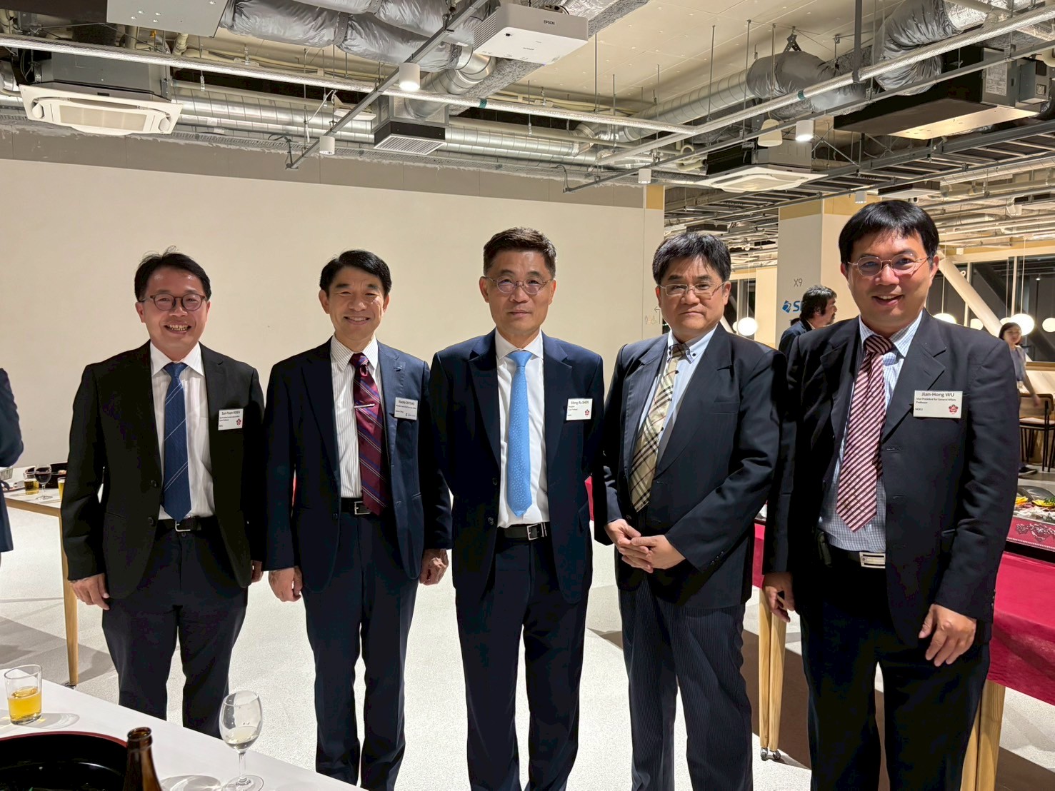 東京科學大學由理事長暨校長大竹尚登(Naoto Ohtake)(左二)率領高層與學者專家熱情接待成大沈孟儒校長(居中)及訪團