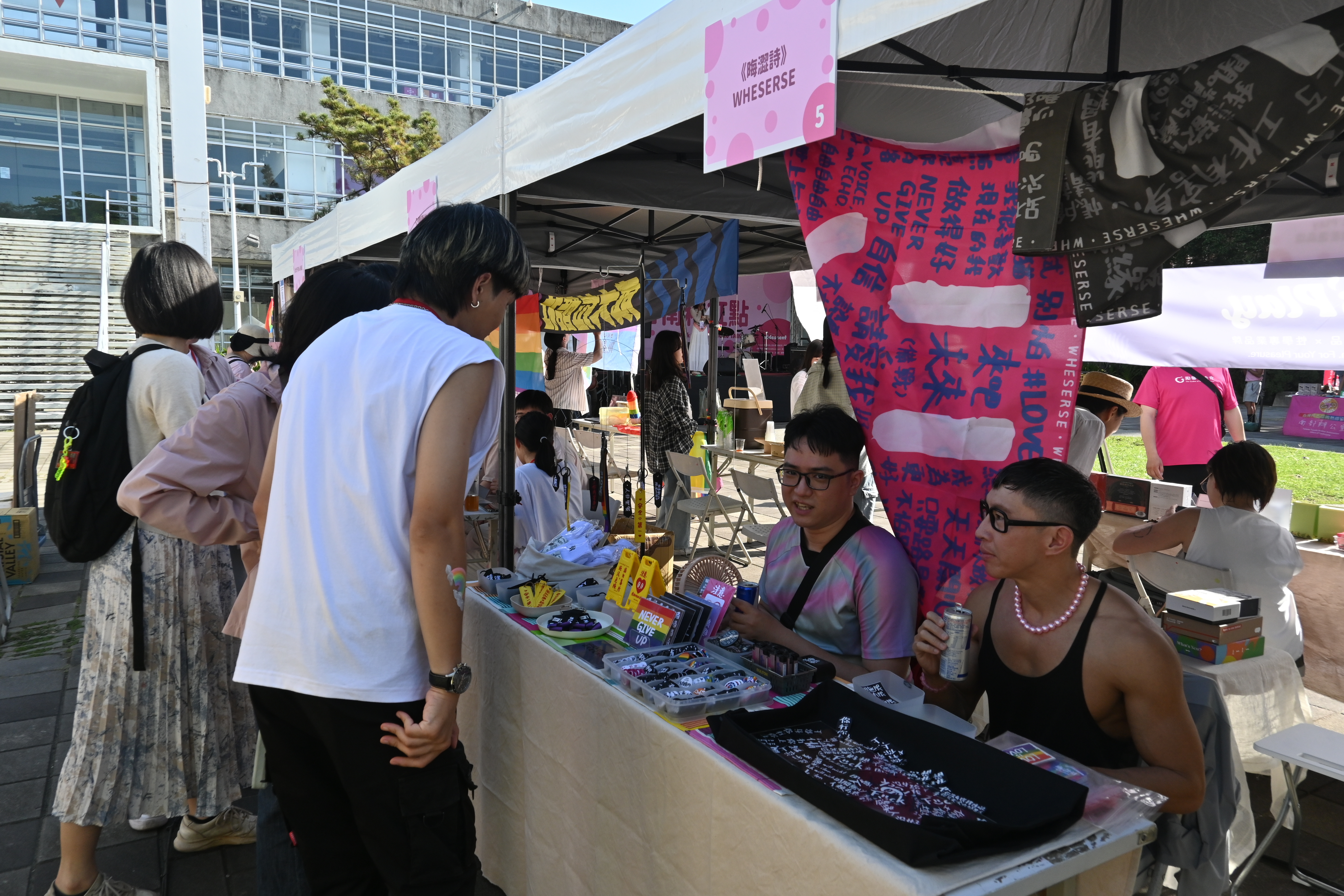 圖二:第11屆「台南粉紅點Pink Dot」結合To.拉酷社,性平會與勵馨基金會等組織來擺攤,希望能讓對性別議題有興趣的學生們走出自己的第一步。