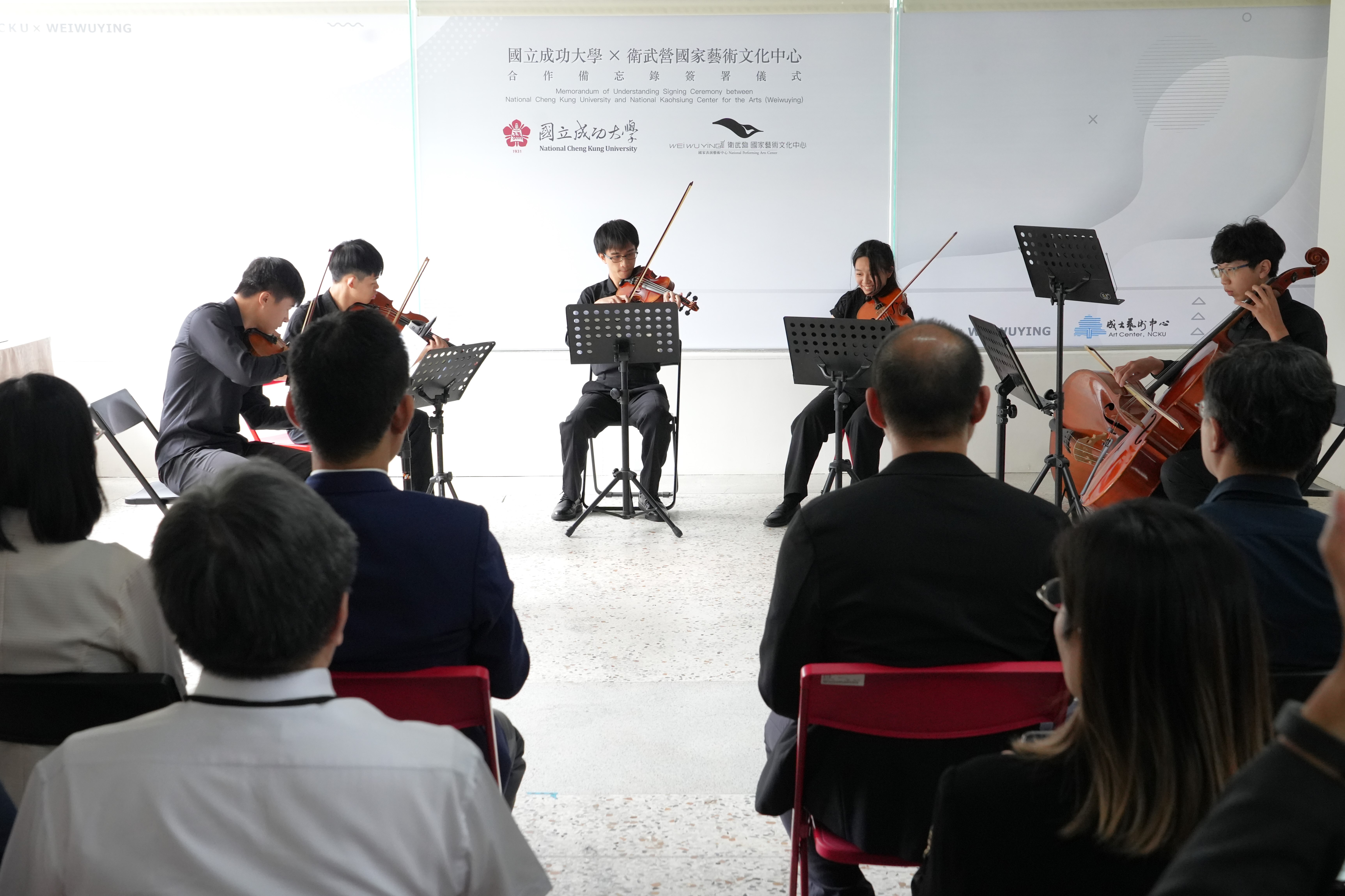 成大管弦樂社為21日簽約現場演奏多首動聽樂曲