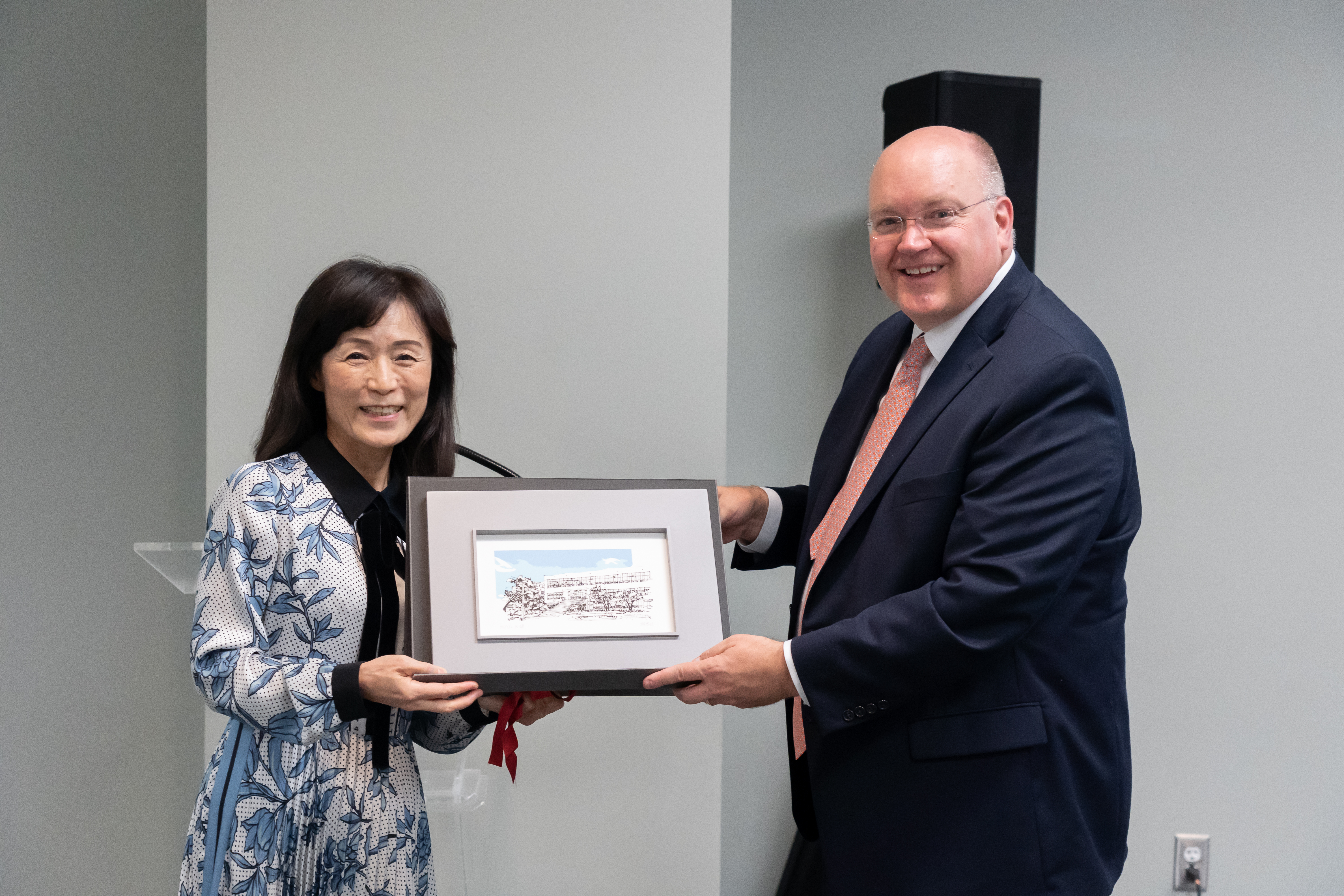 NCKU President Huey-Jen Su presents a print of the NCKU Future Venue as a gift to AU President Christopher B. Roberts, celebrating the friendship between the two universities