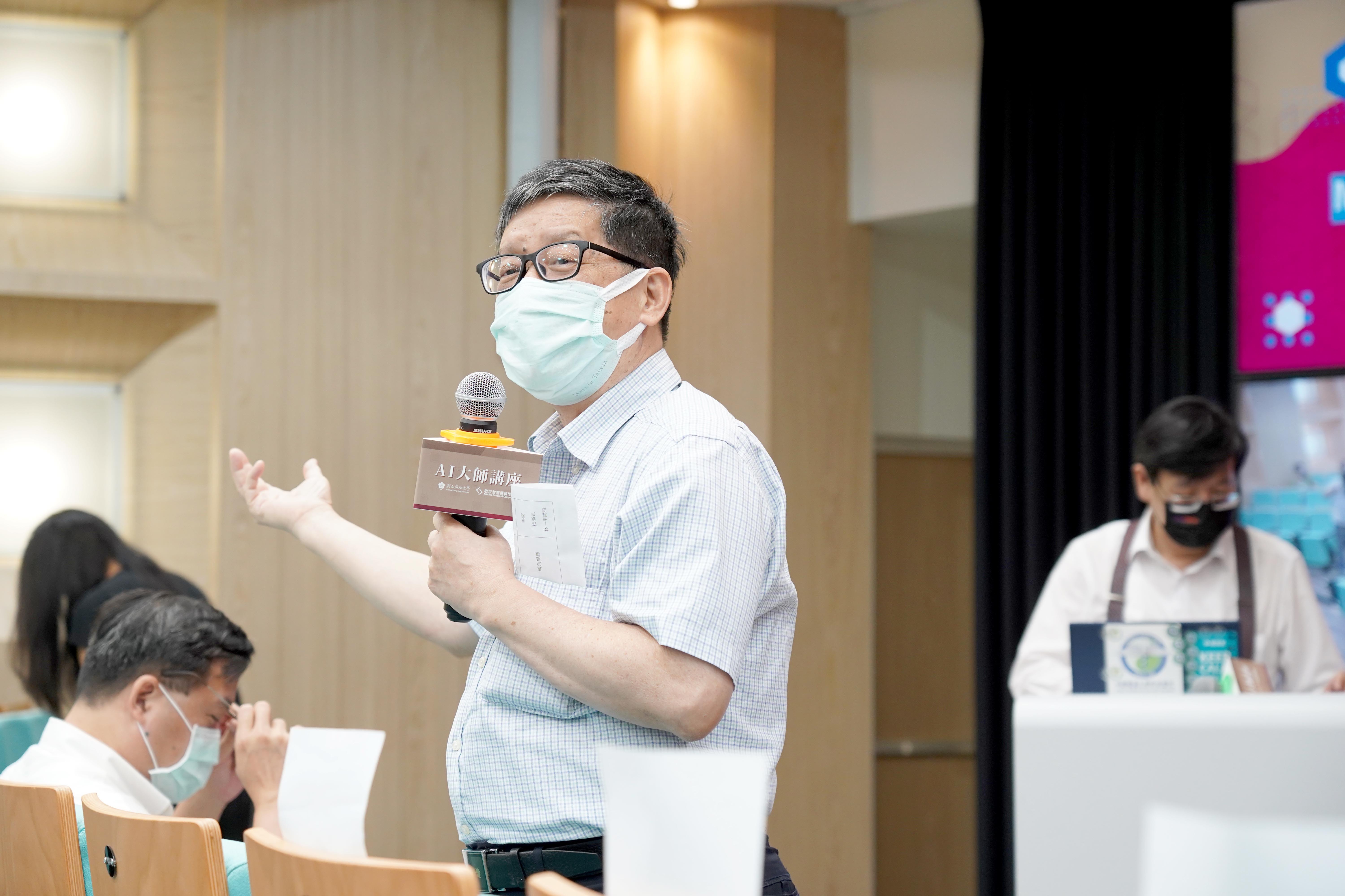 演講現場,由成大敏求智慧運算學院副院長楊家輝幽默總結MiinStore平台特色