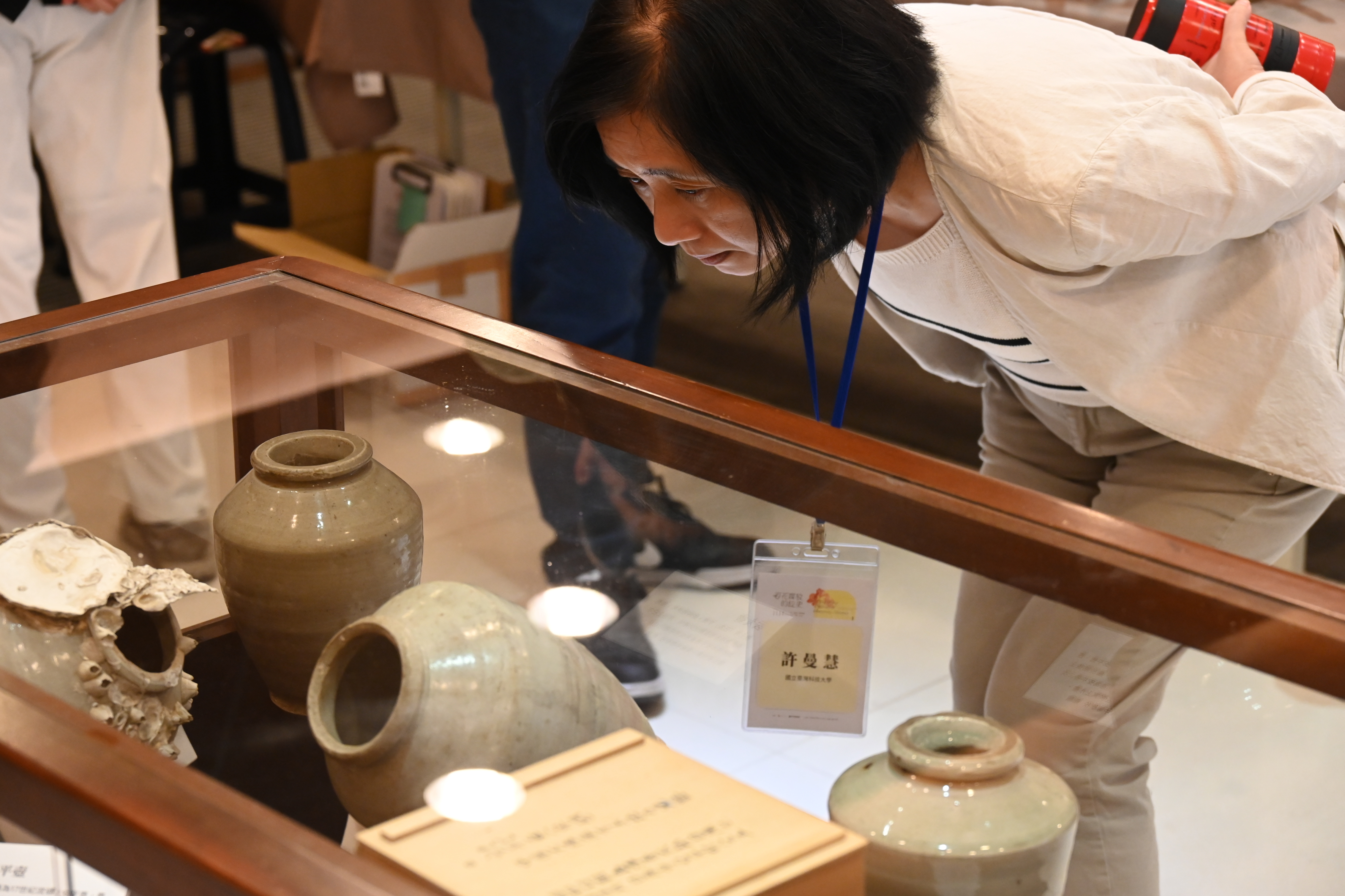 與會學員欣賞島津幸生捐贈安平壺及臺南一中借展安平壺-1