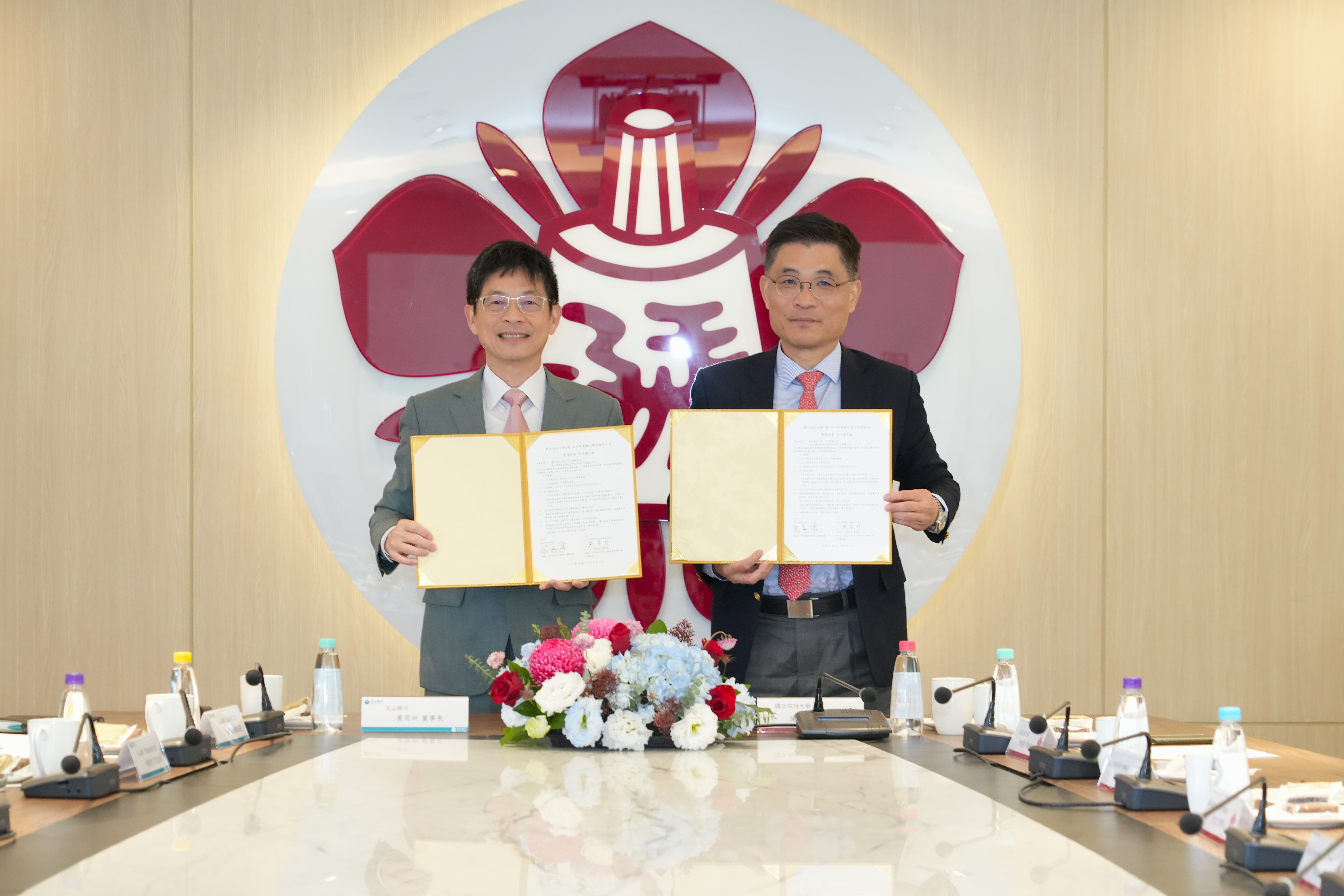 簽署儀式由成功大學校長沈孟