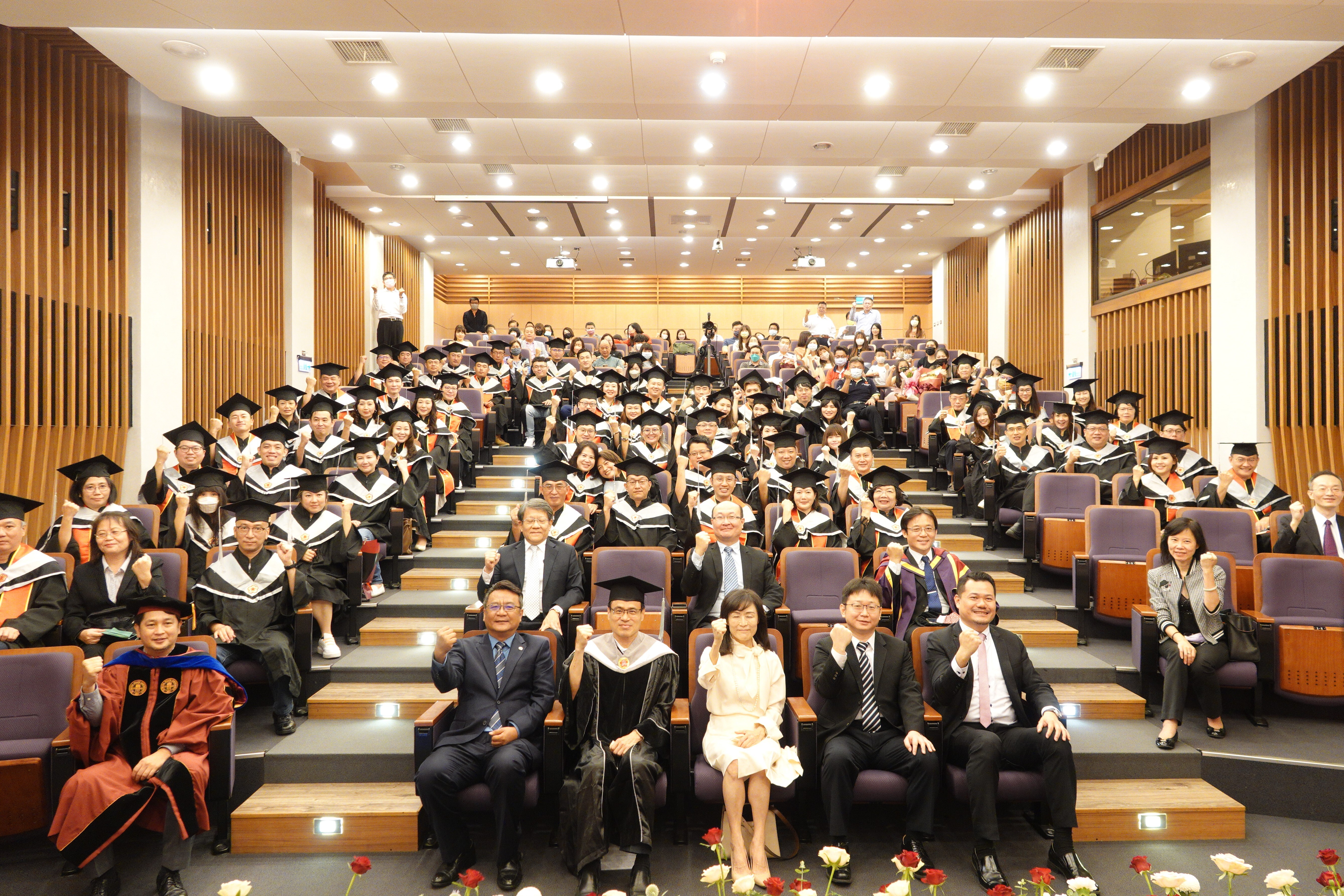 國立成功大學管理學院舉辦 111 年 EMBA 暨 AMBA 畢業典禮