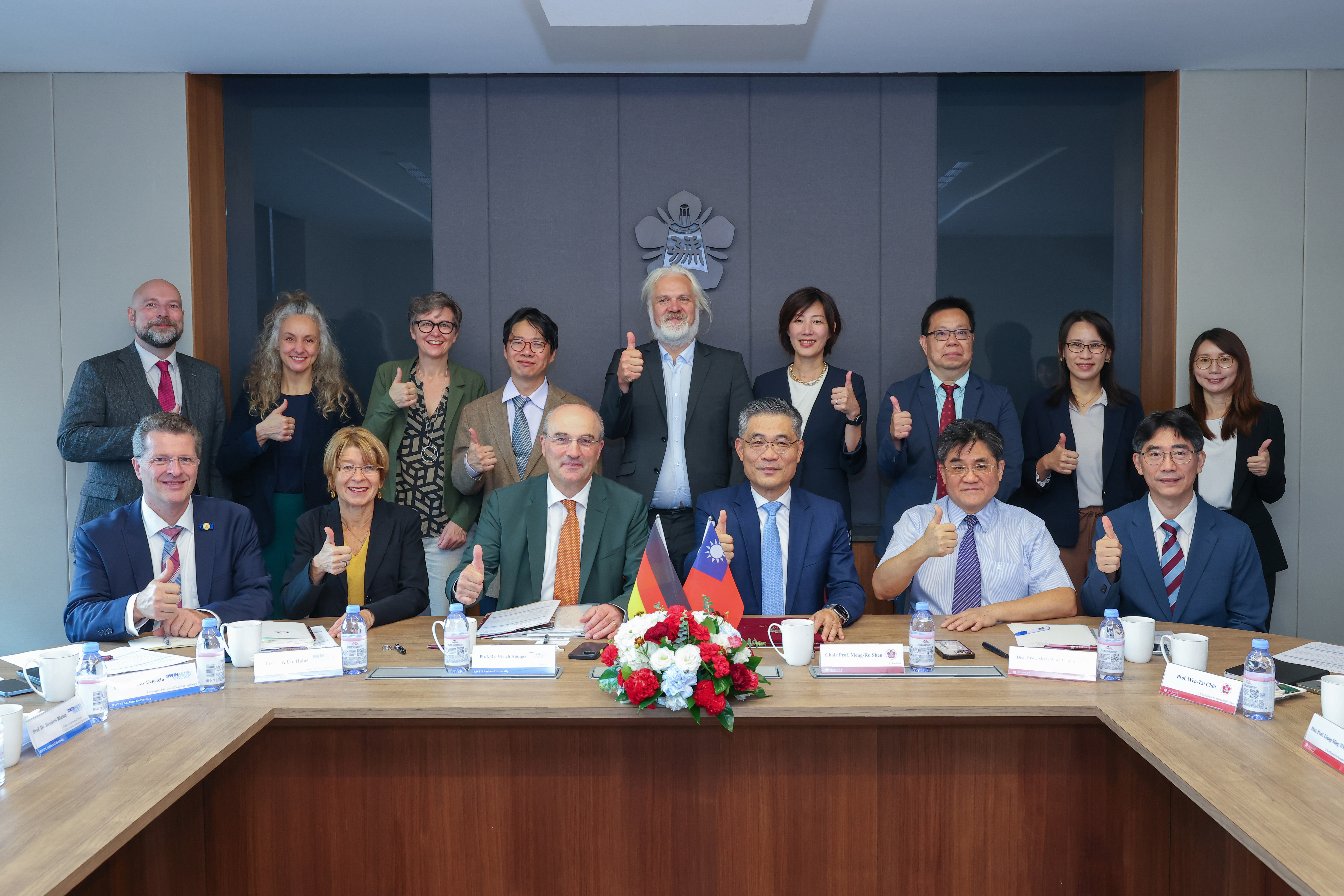 成大與德國阿亨工業大學代表團進行交流會議,雙方與會人員合影留念,共同慶祝兩校合作50週年