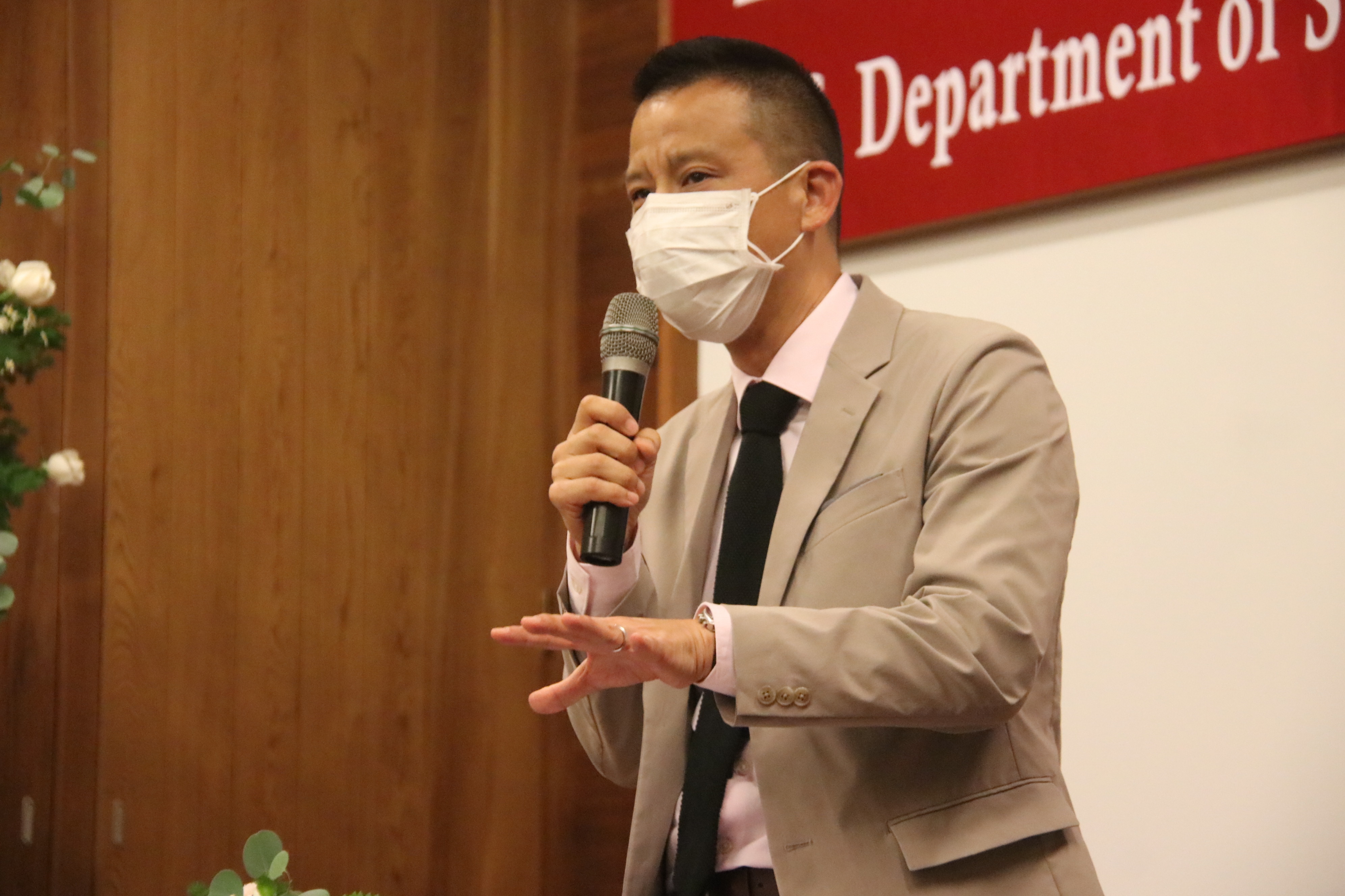 美國在臺協會高雄分處文化新聞官蔡南亭博士鼓勵學生學習新的語言