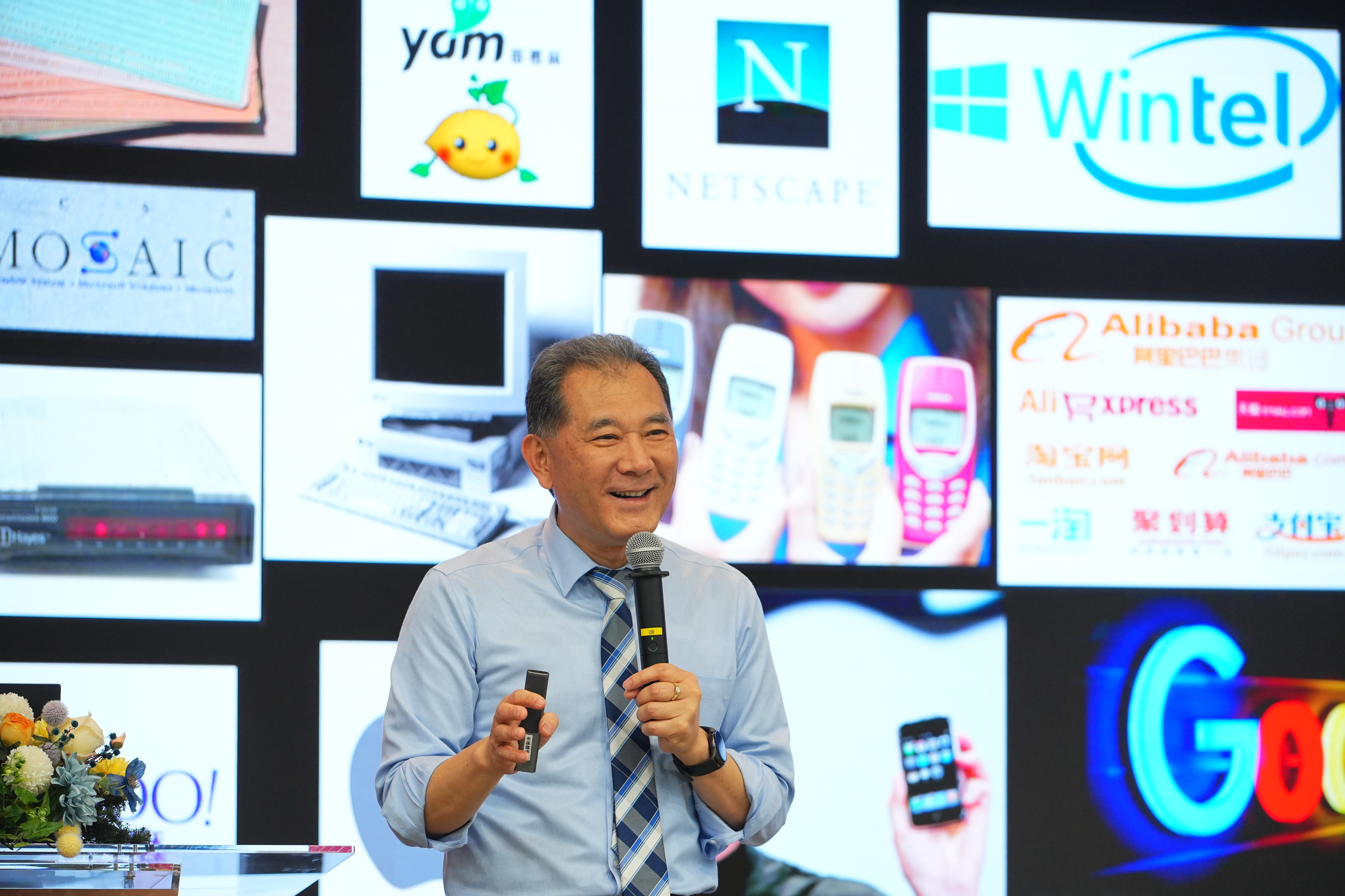 李明哲董事長以「我是你的好朋友 Robert，我希望能在你的成功上有份」一句話親切開場，並透過近期閱讀書單及名言佳句與現場聽眾暢談職涯 20 次重要轉折的時空背景，也分享面臨抉擇時的思考邏輯，並以「山地馬拉松」形容人生發展過程
