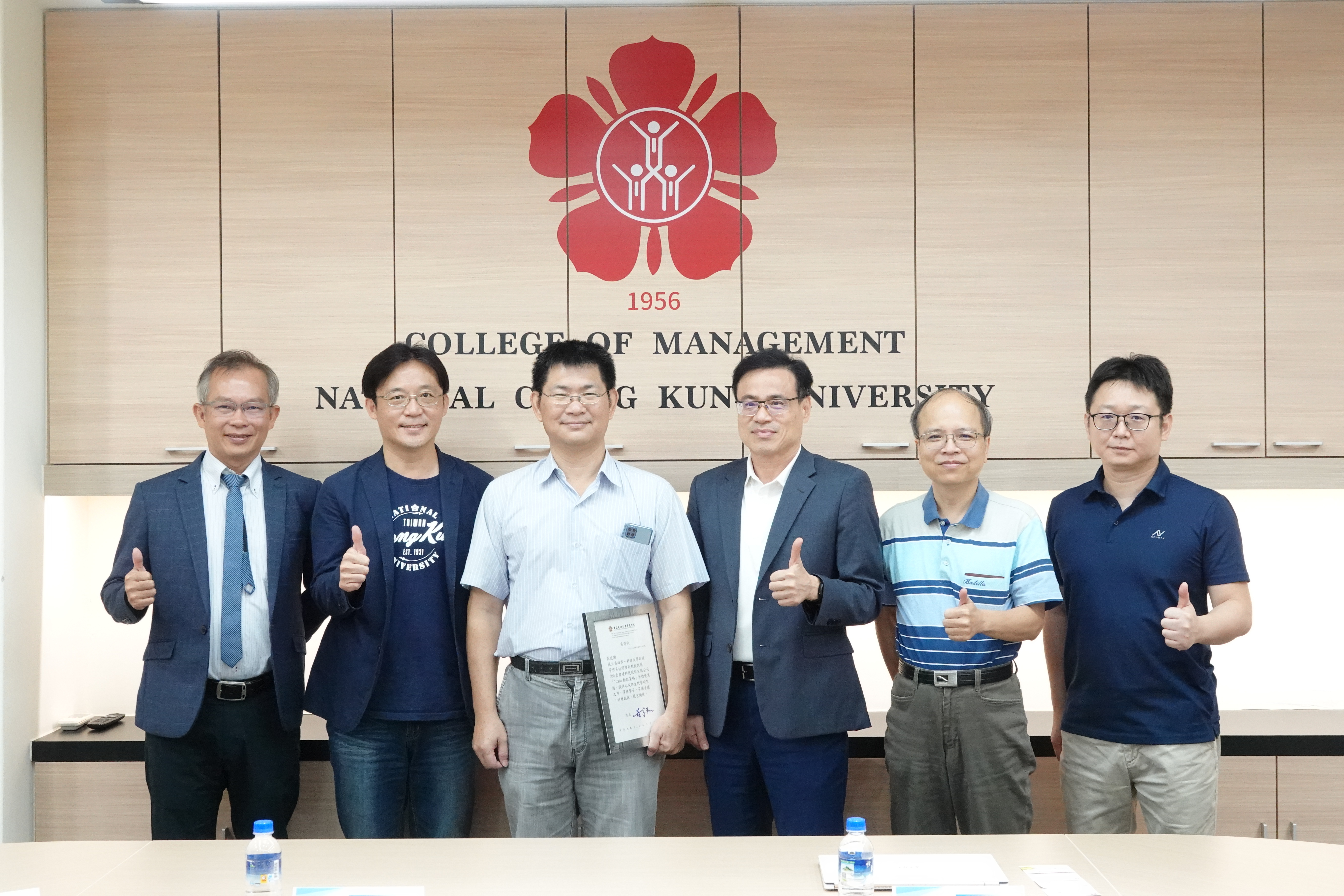 培育未來財富管理人才 精確科技贈成大管院 500 套 7trade 軟體 左起:管理學院產學合作發展中心主任李威勳、企業管理學系主任周信輝、精確科技股份有限公司代表林昭賢老師、成大管理學院院長黃宇翔、工資管系暨資管所主任翁慈宗、會計系暨財金所教授林軒竹。