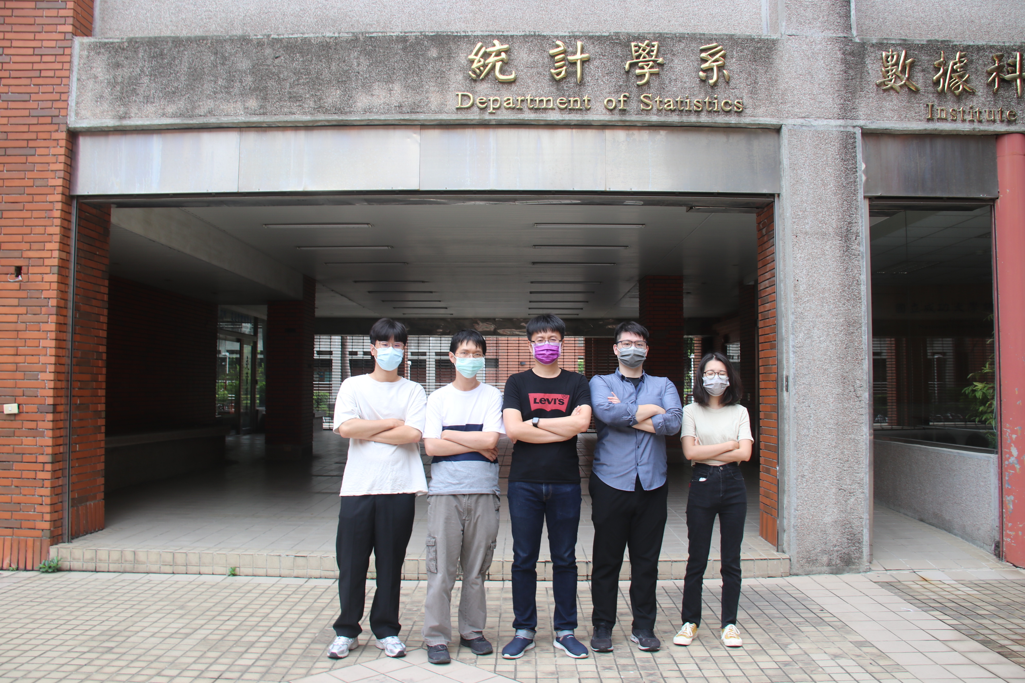 國立成功大學數據所許志仲助理教授(中)帶領團隊,參加新冠肺炎辨識競賽奪冠。