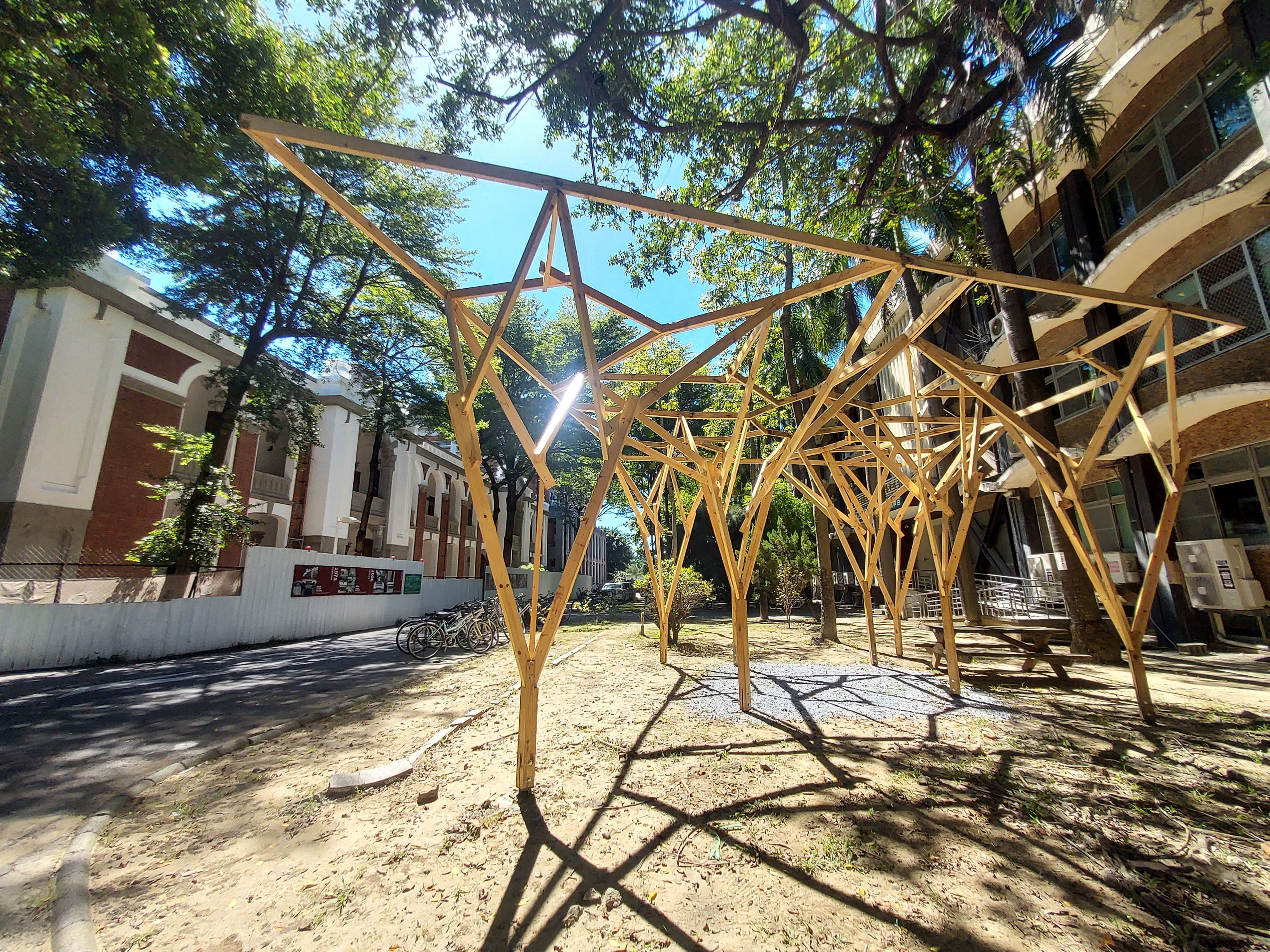 科技藝術交織,成大建築系師生以「織蔭」為成大校園帶來新風景
