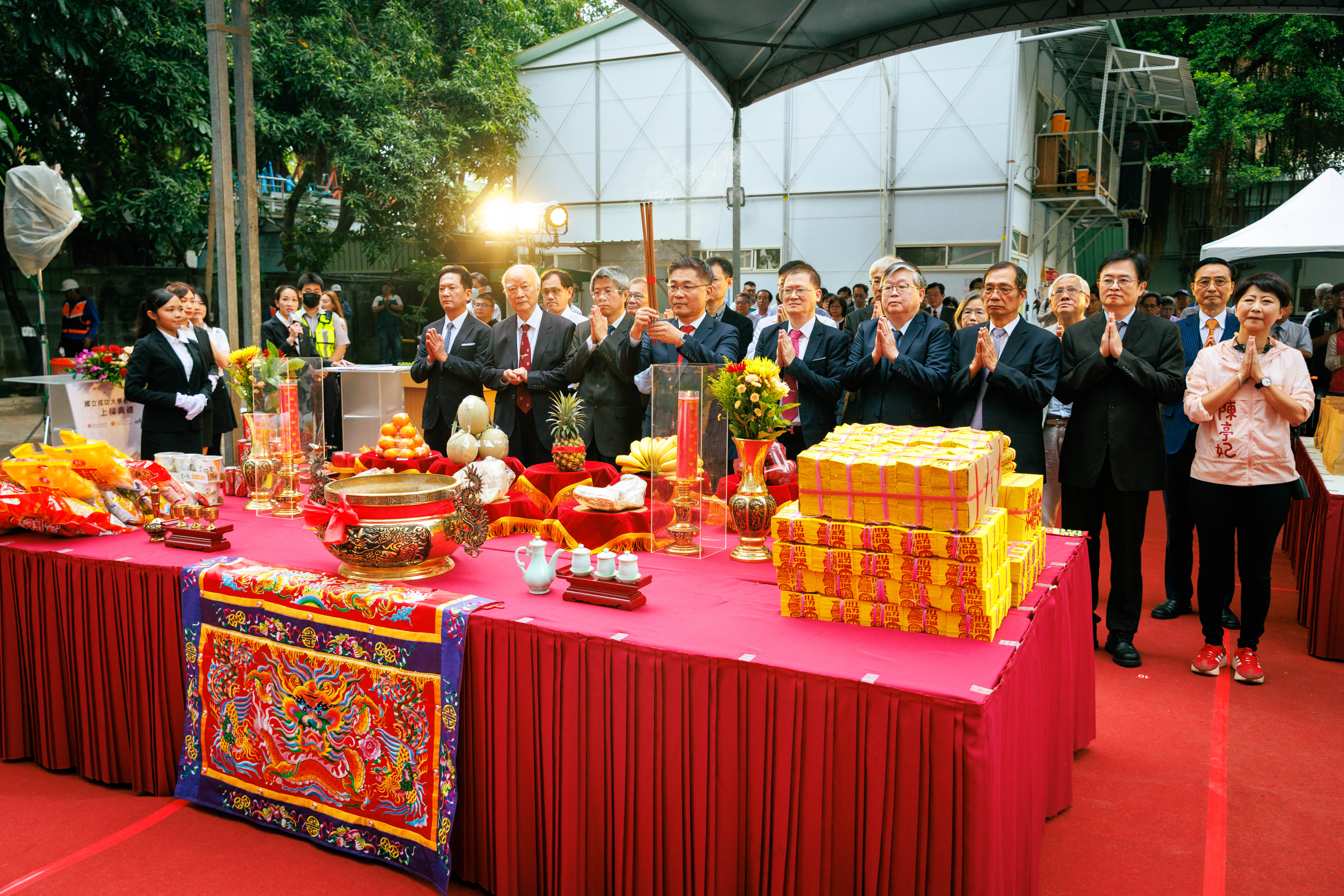 上樑典禮簡單隆重，現場多位重要貴賓齊聚見證，共同完成上香祝禱與鋼樑簽名等儀式