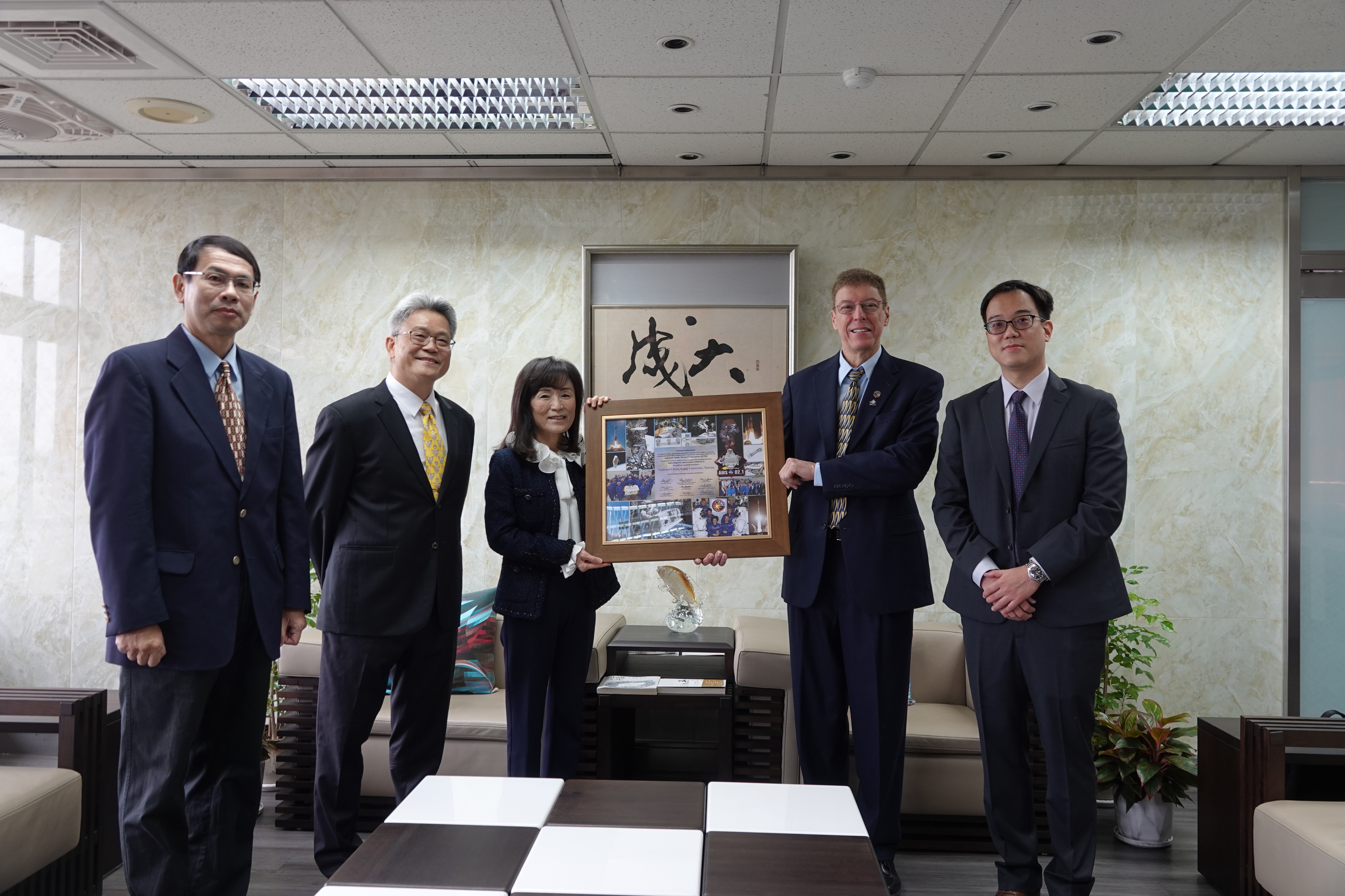 NASA頒贈感謝狀給成大及成大師長