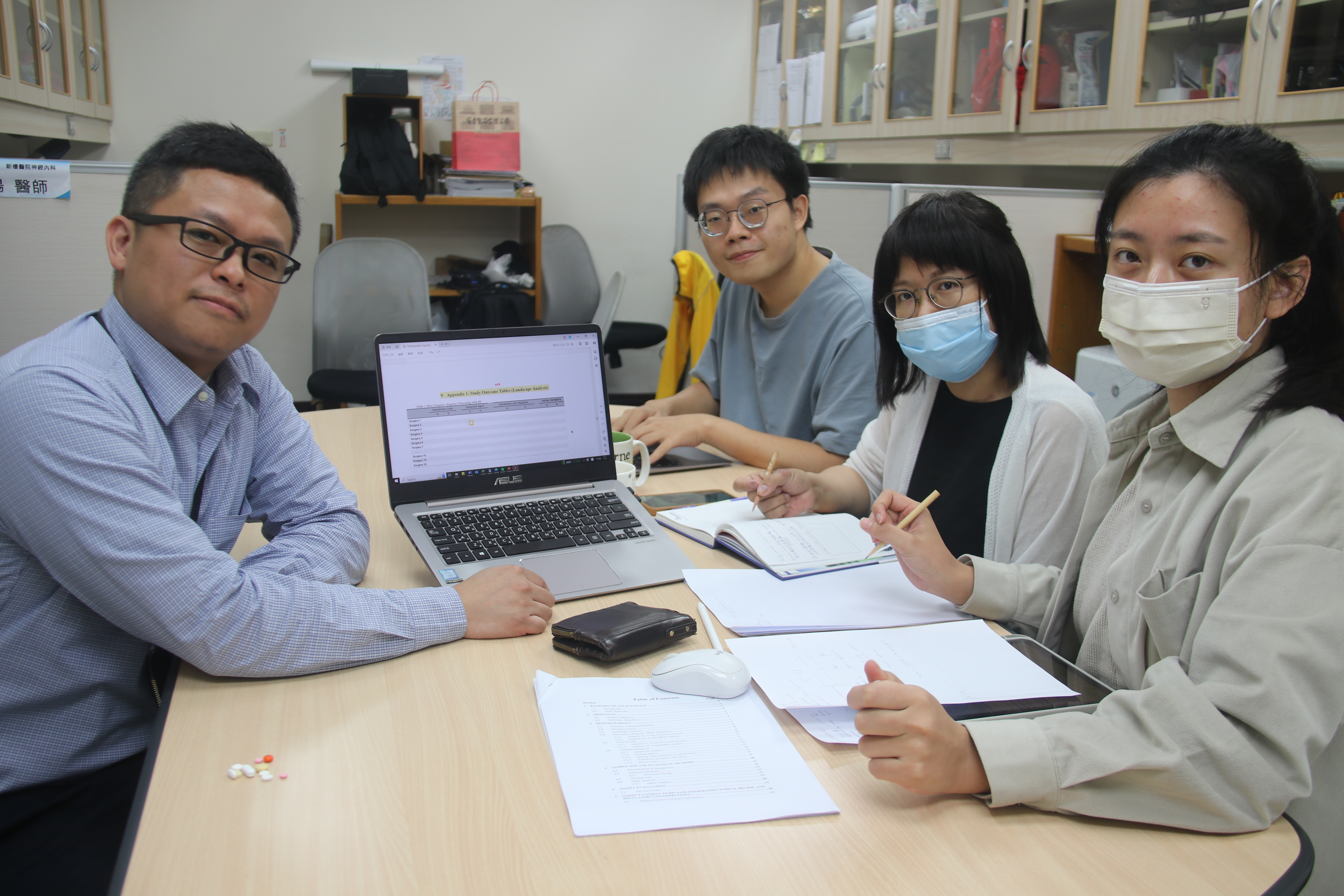 國立成功大學藥學系教授賴嘉鎮與其團隊，透過大數據分析，發現當體內累積過量的抗膽鹼效果，可能會產生藥物不良反應事件。