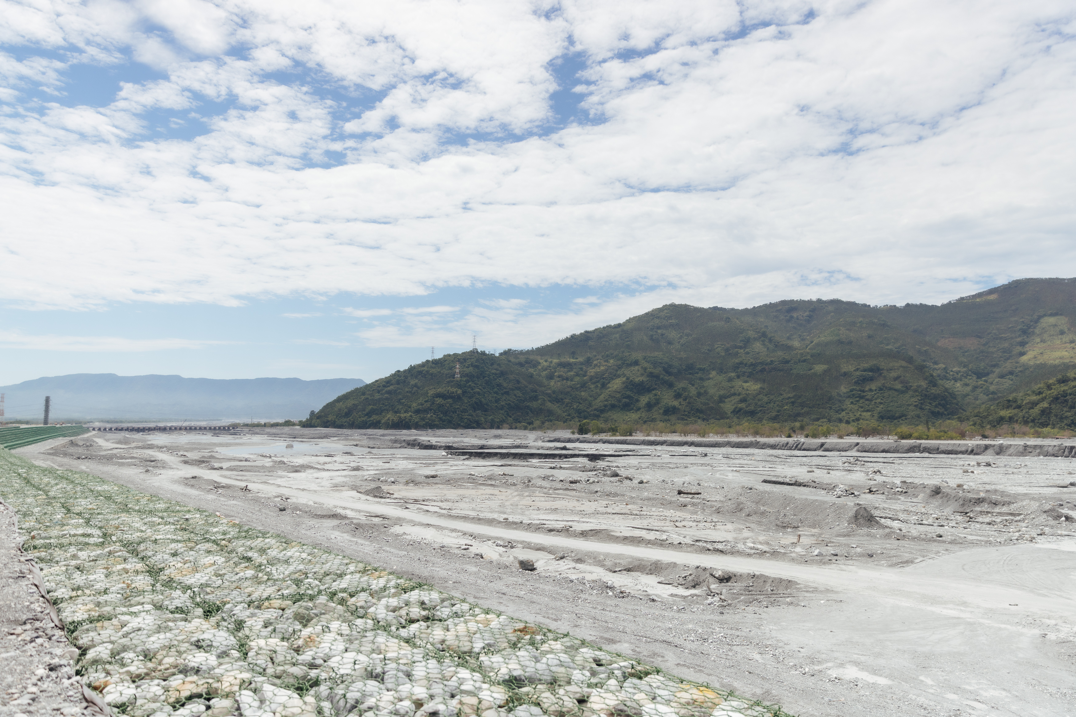 圖二:花蓮馬太鞍溪堰塞湖潰決災害事件屆滿一週年,曾經遭受泥流與沉積物重創的光復鄉,仍在復原與重建的道路上