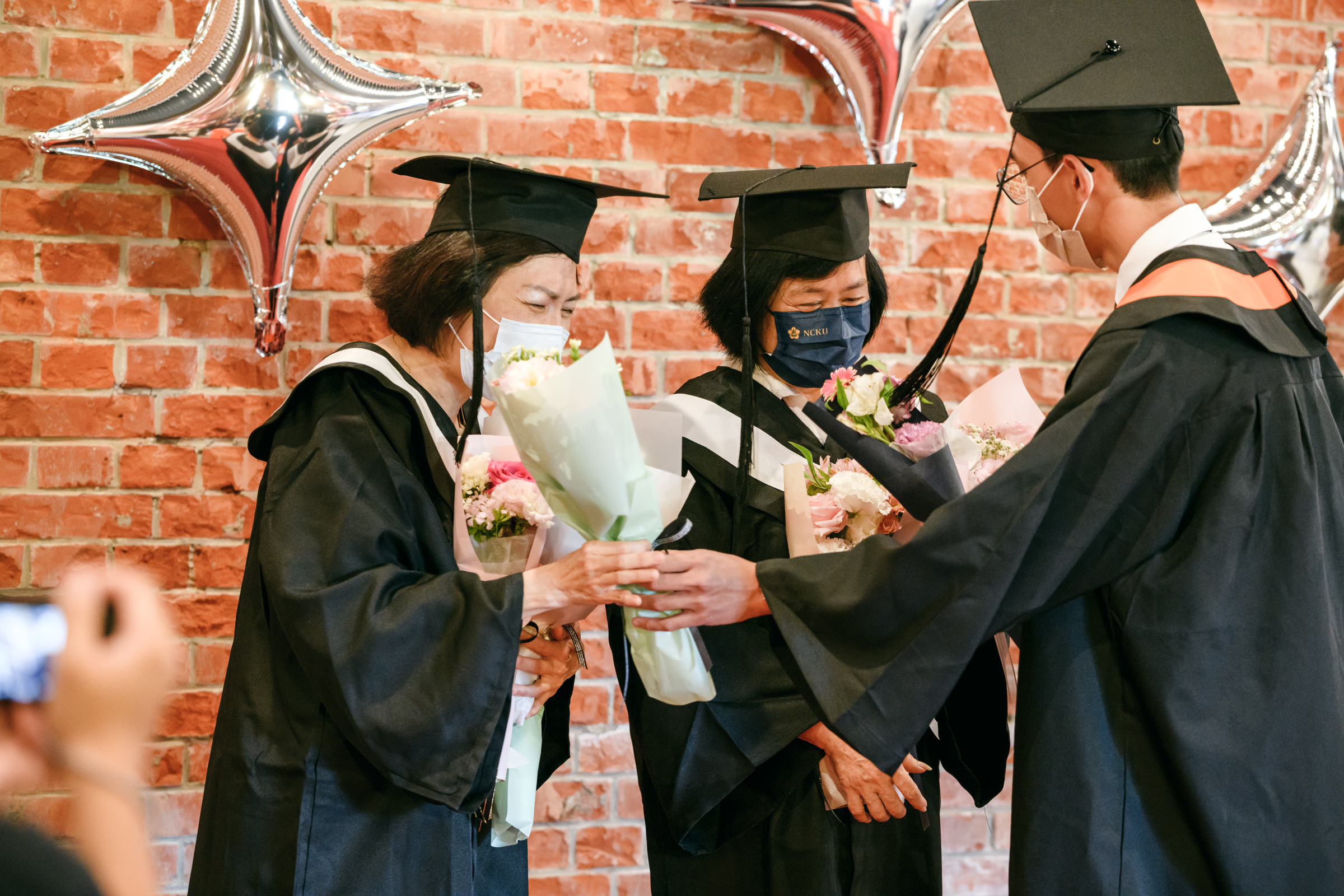 國際處2位職員也將於今年退休,兩人驚喜接過畢業生獻花