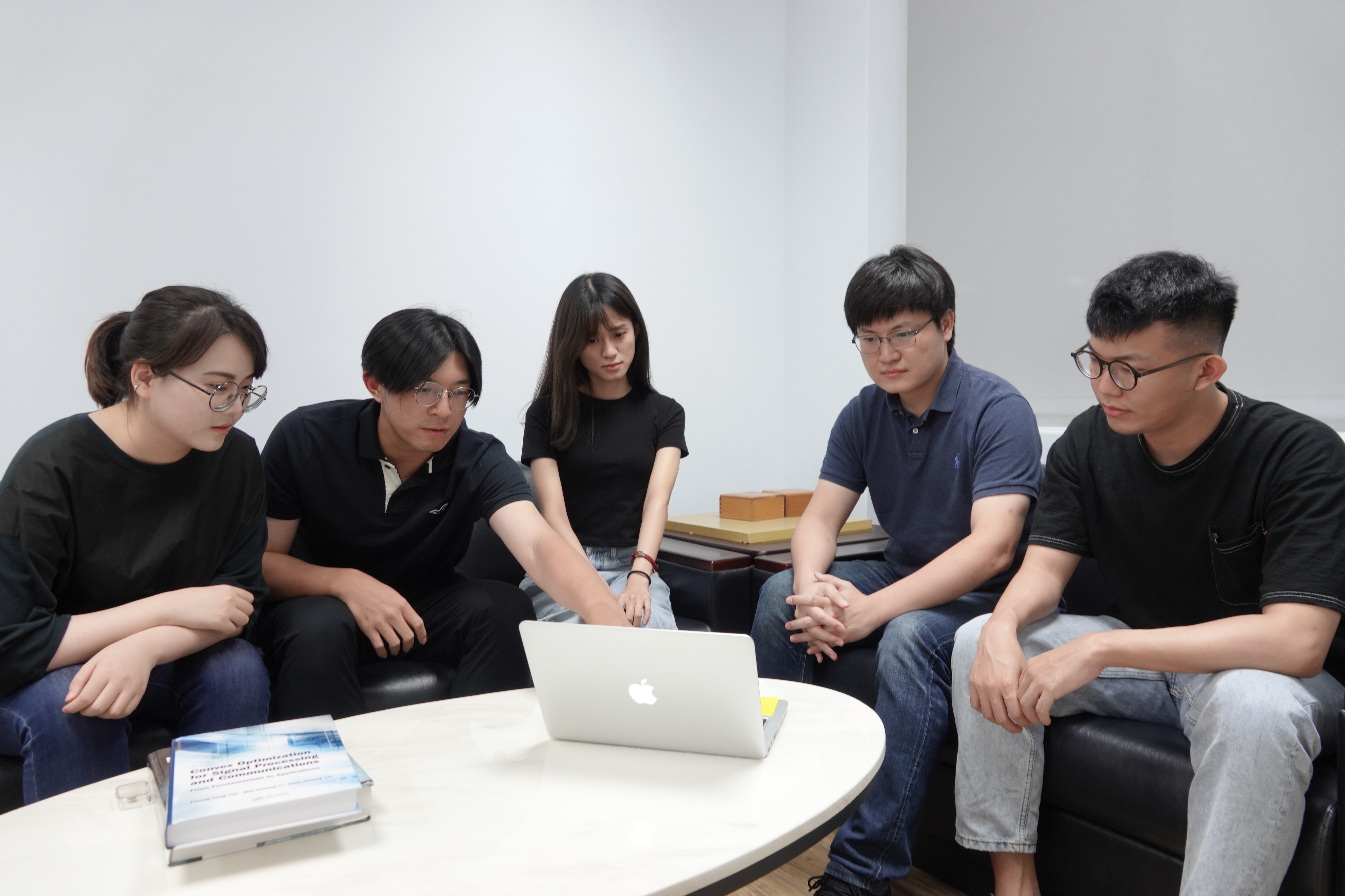 林家祥老師(右2)與團隊成員將獨創理論命名為「CODE」更利於記憶與國際化