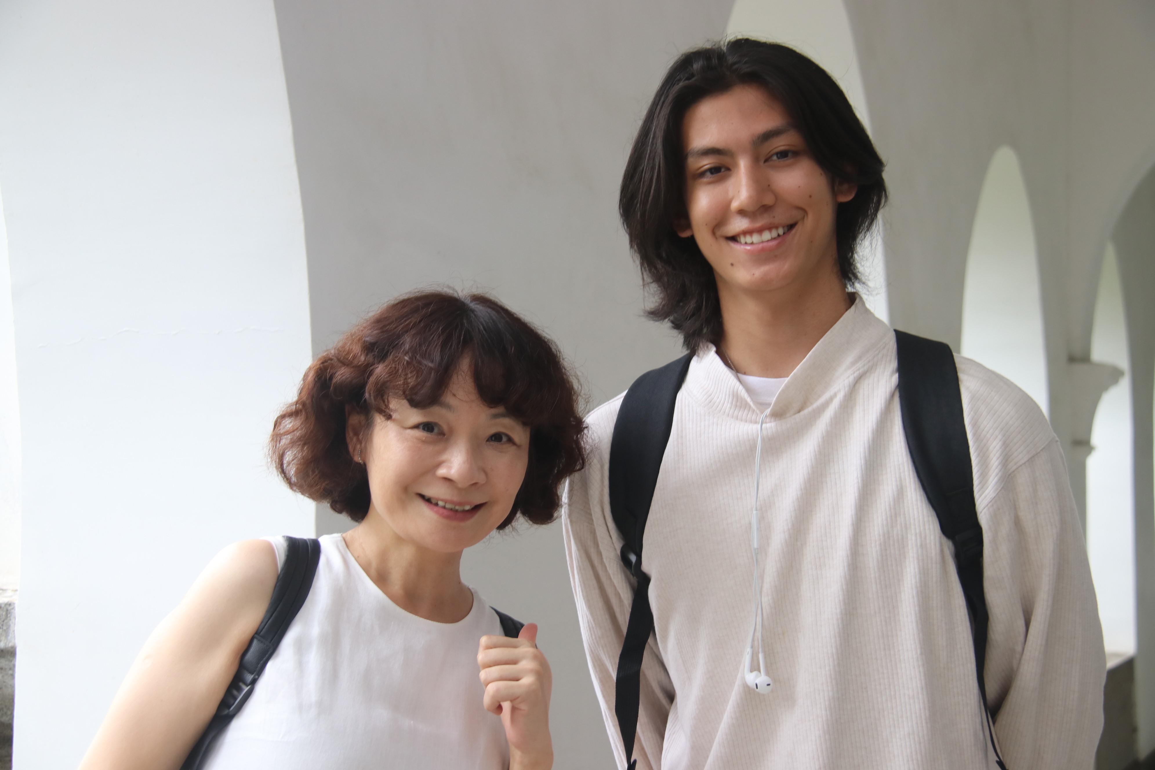 從波士頓來的TISLP學員柯光豪(右)與周末接待家庭成員相見歡。