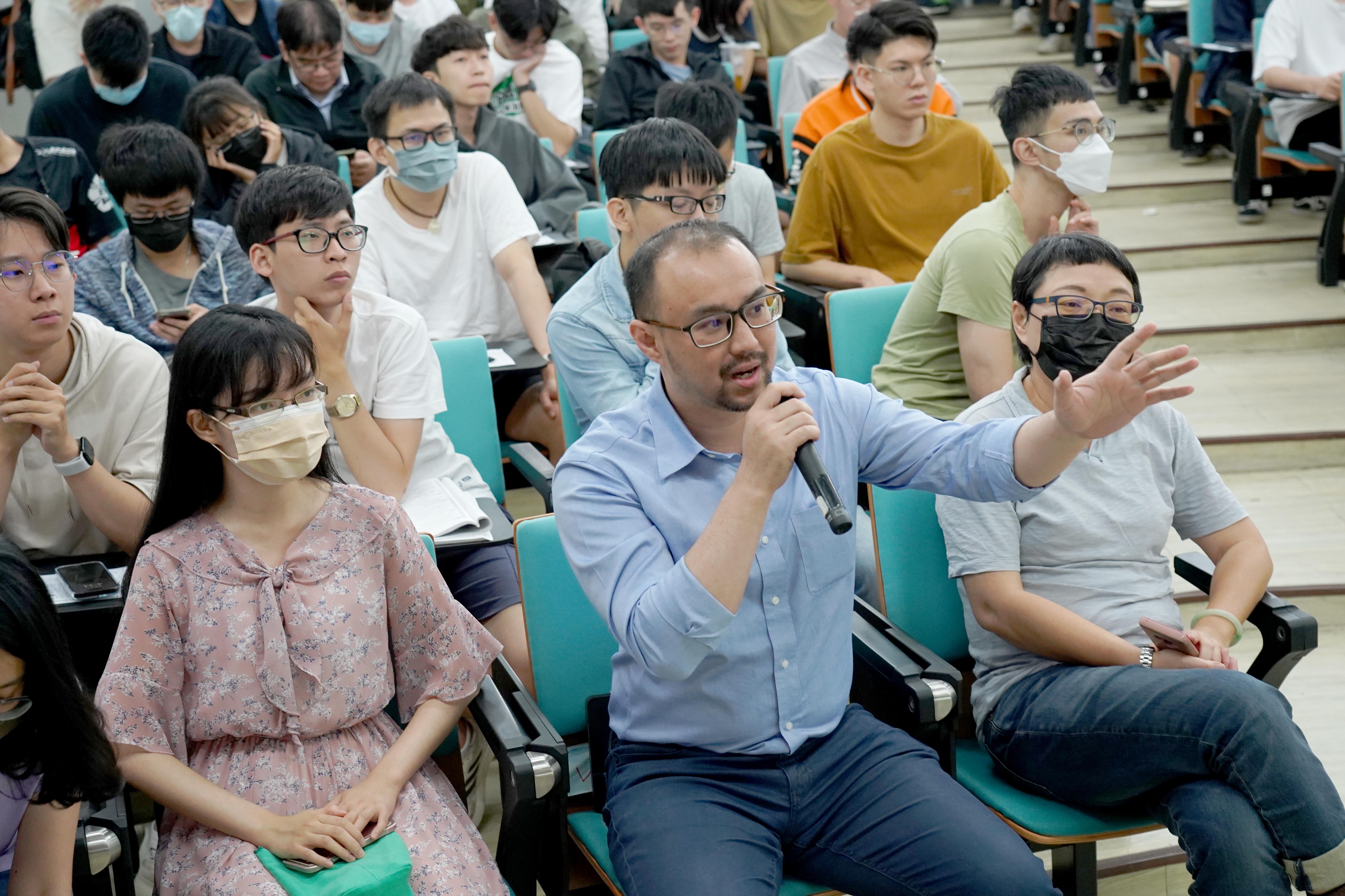 在場學生立刻詢問就業問題,因為在12項關鍵戰略裡看到研發人員角色的重要性