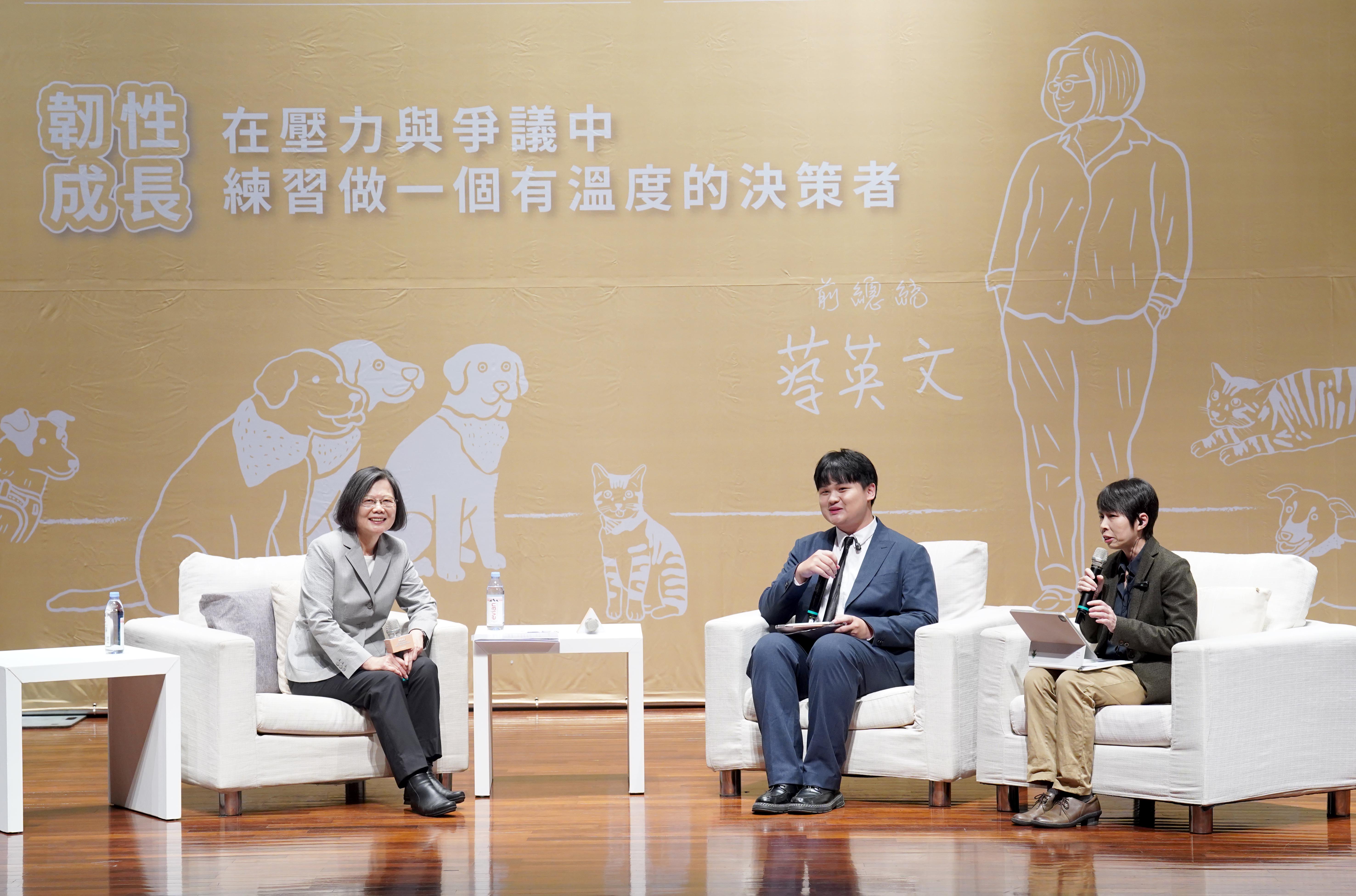 畢業在即,國立成功大學 115 級應屆畢業生首創「Who 成何」論壇,命名取諧音梗「護城河」,期許大家都能「成為想要成為的人」。接續登場的演講及畢業祭系列活動,豐富多元