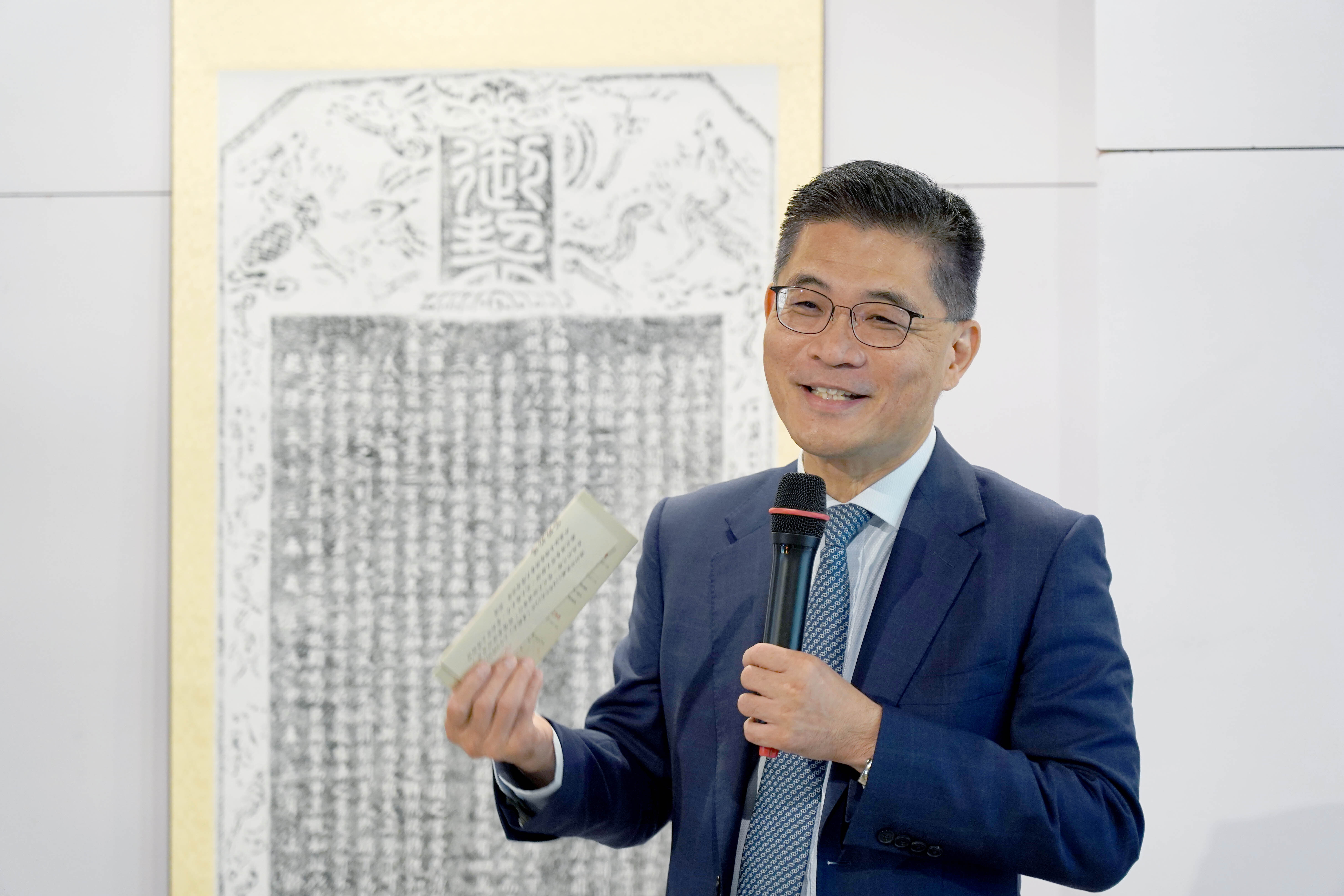 成大校長沈孟儒十分期待本次展覽,除了親自出席開幕致詞,今(12)日上午也全程參與導覽解說
