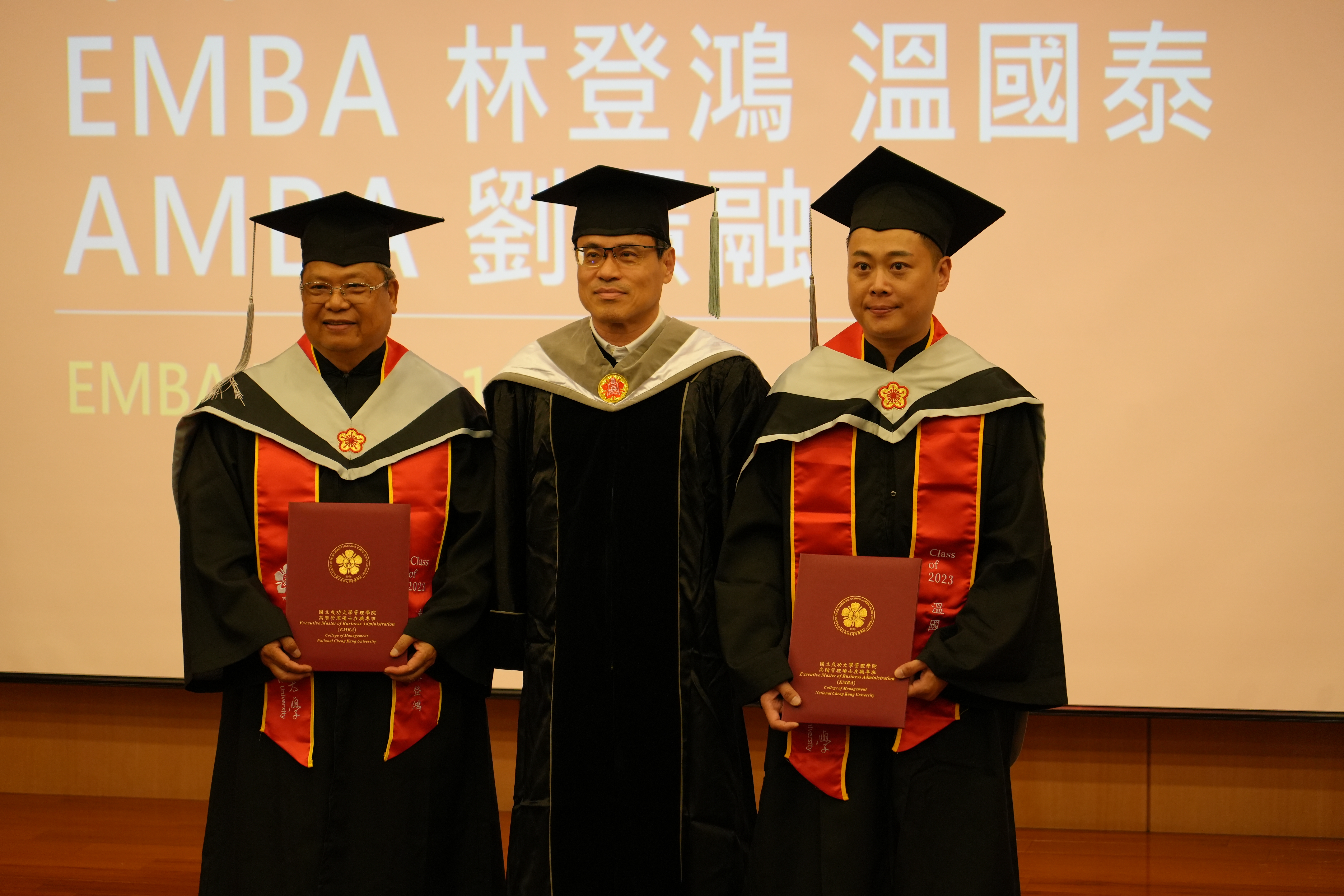 成大管理學院院長黃宇翔(圖中)與EMBA南班、北班畢業生代表合影