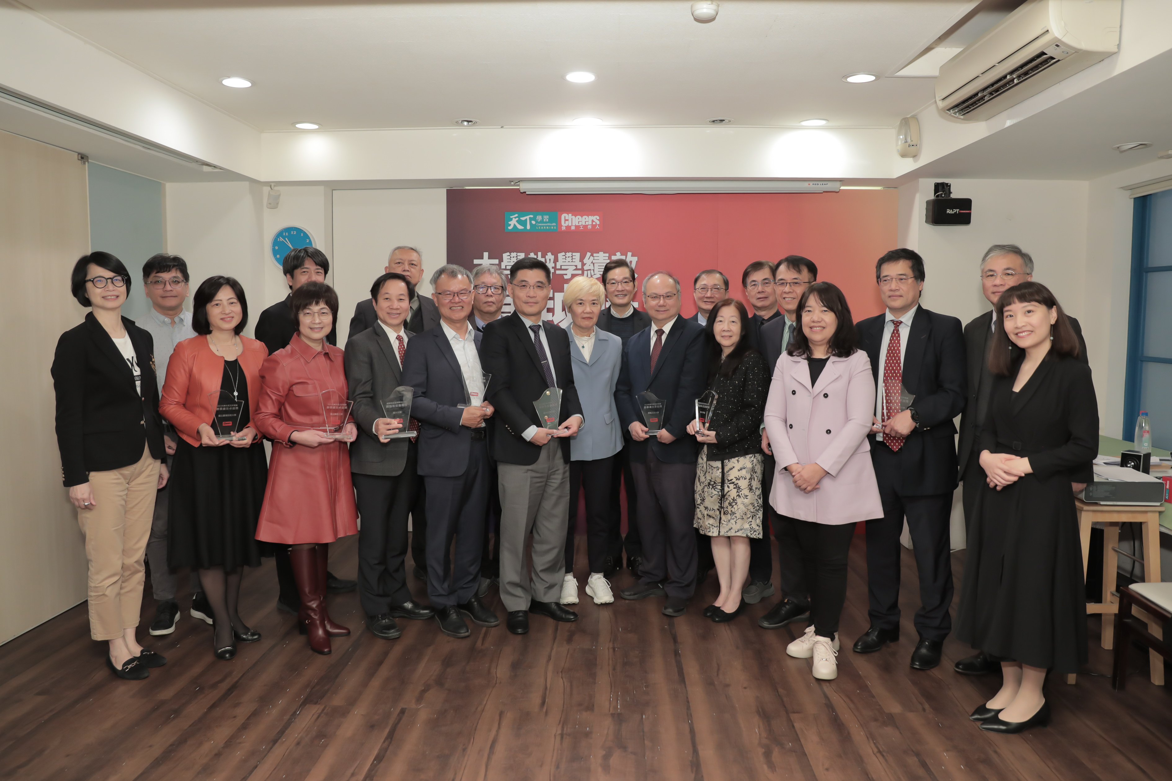 來自同儕的肯定往往是最令人鼓舞的。《Cheers》舉辦的「大學校長辦學績效互評調查」,2024 年調查結果,由國立成功大學蟬聯冠軍。成大憑藉突出的產學合作與永續發展、深耕在地拿下 26 票,三度蟬聯冠軍