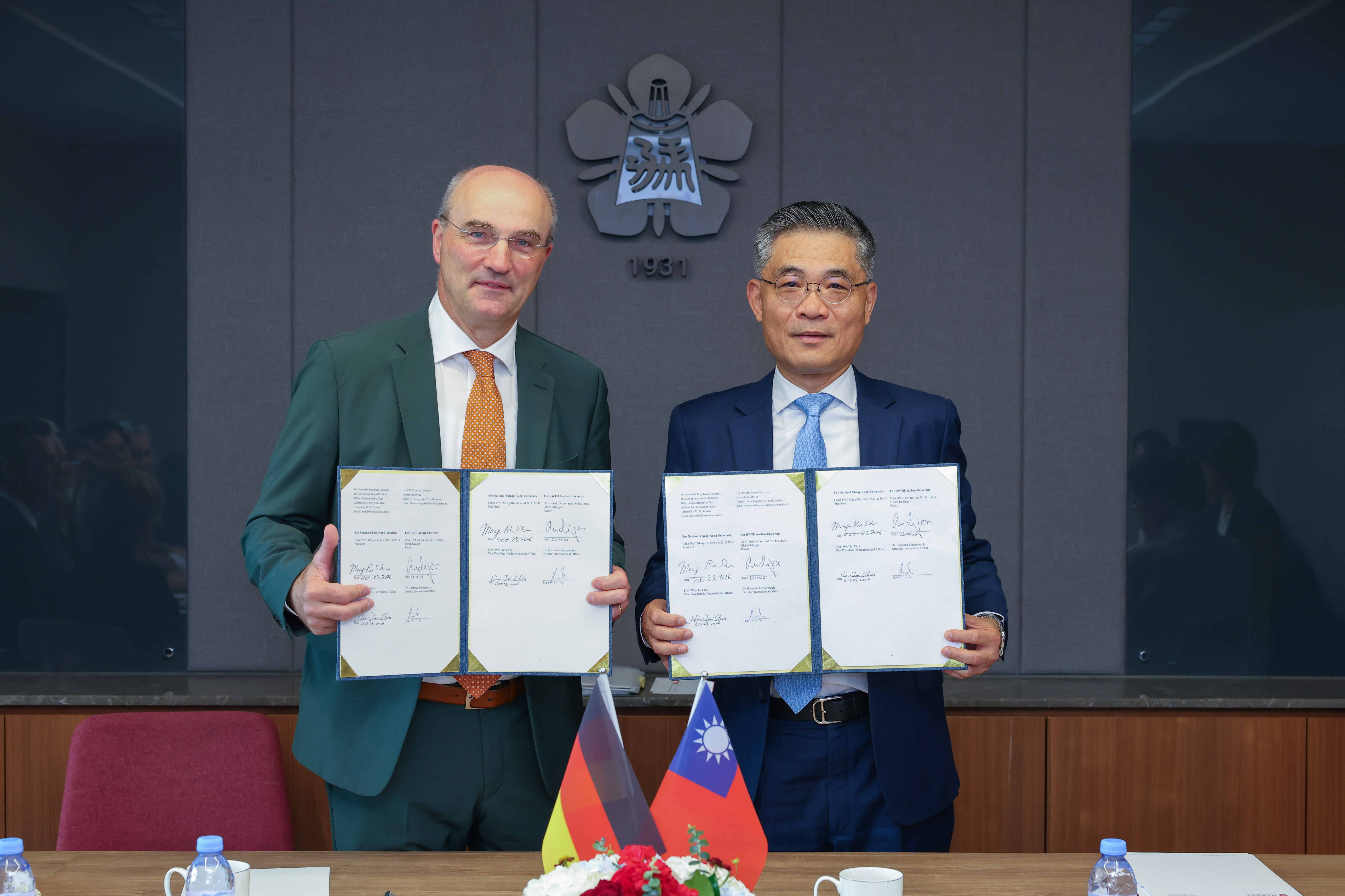 德國阿亨工業大學(RWTH Aachen University)校長 Ulrich Rüdiger(左)與成功大學校長沈孟儒代表兩校簽署校級合作備忘錄及校級交換學生協議,為雙方未來的學術交流與合作奠定更堅實的基礎