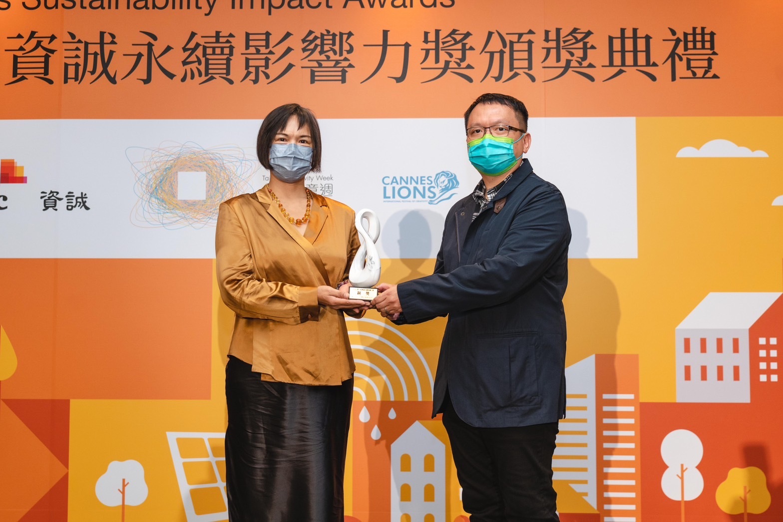 永續漁電奪銅獎，成大生物科技中心研究員兼循環經濟中心主任陳俊延（右）代表受獎