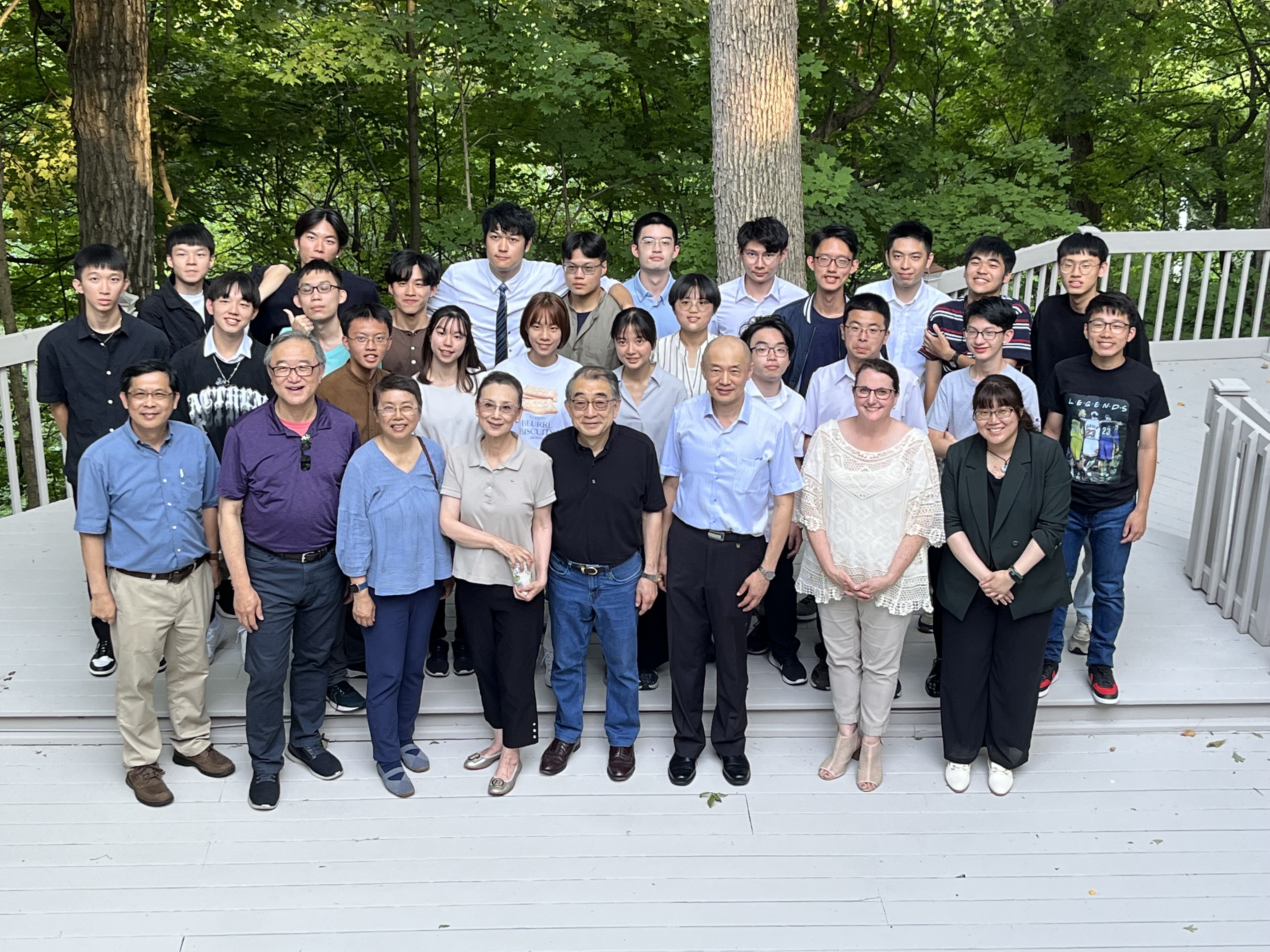 普渡大學航太系石怡平教授（前排左五）邀請成大普渡雙聯組師生到家中作客，展現校友熱情