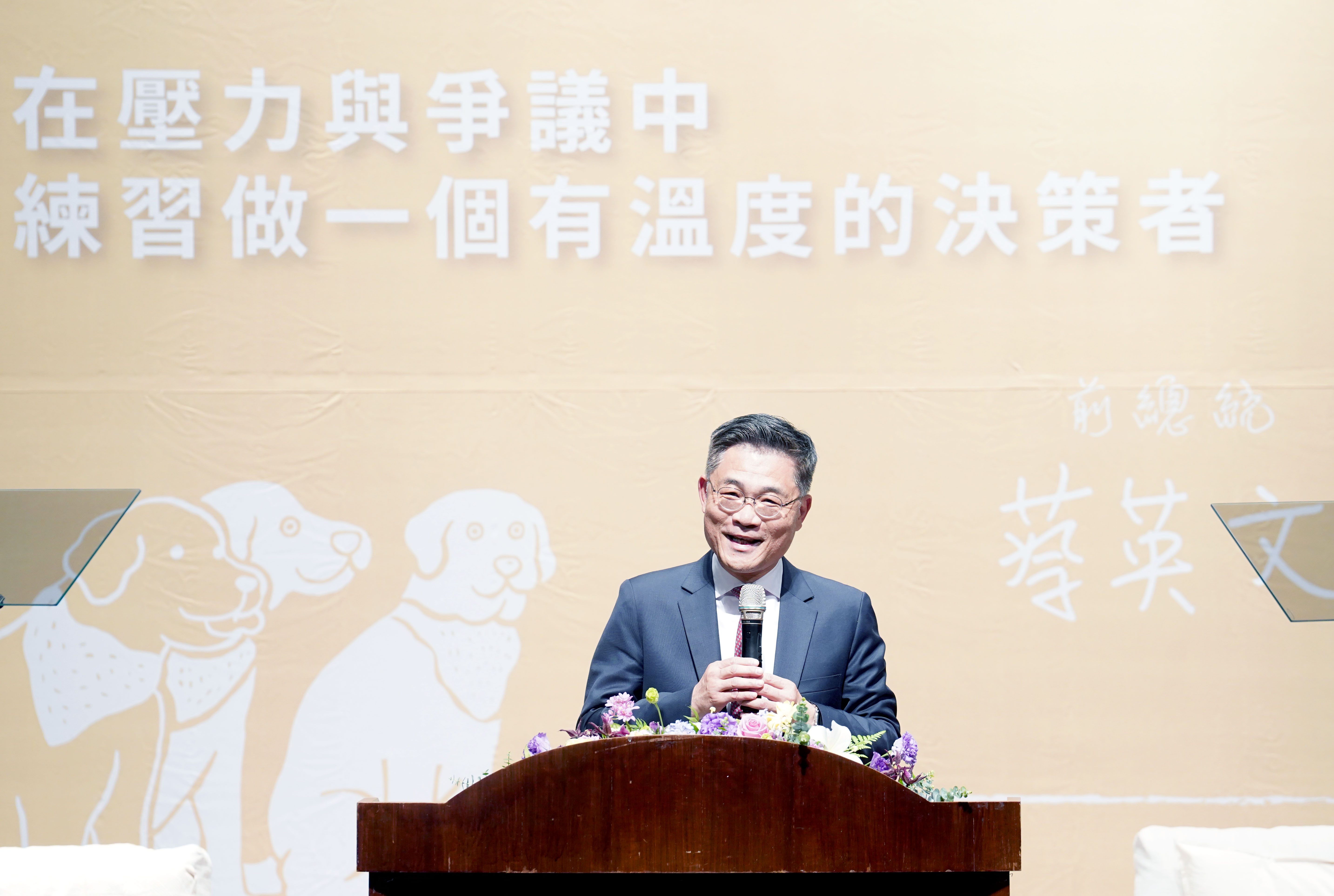 沈孟儒校長開場致詞讚揚小英總統面對疫情和地緣政治動盪時,展現了帶領臺灣前進的沉穩力量;同時也向小英總統報告成大老人醫院的最新進度