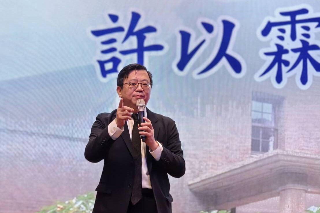 台南校友會理事長許以霖(公衛博 107級)首先致詞指出,成大近年來在企業捐助及貢獻國家建設各方面都達到巔峰