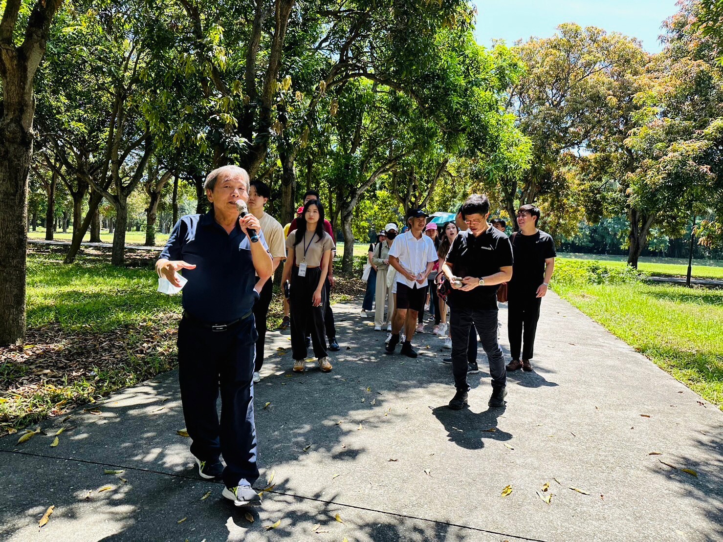 課程以場域觀察為起點，安排豐富精彩的實地參訪；課程團隊在台南北區、官田區、後壁區及高雄等地受到熱情歡迎 （圖為官田說書人陳敏群老師介紹地方環境永續改造歷程）