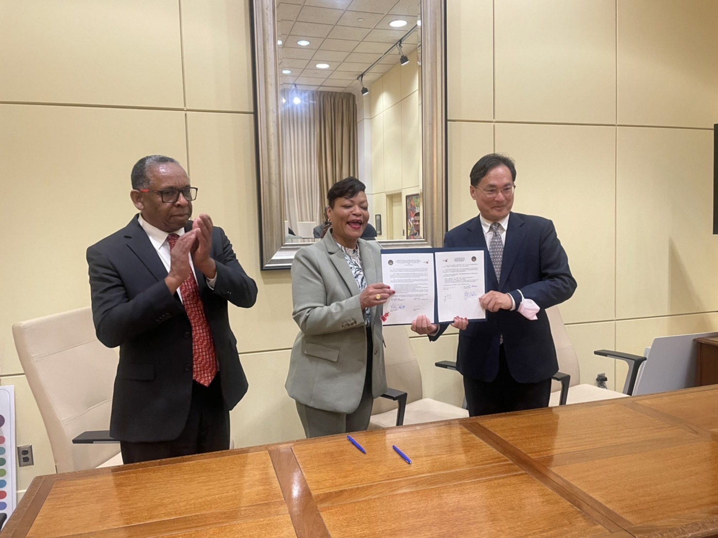 美國傑為大學出席貴賓合影(左4-我國外交部駐休士頓辦事處處長羅復文,左5-美國路易斯安那州傑為大學校長弗雷特)