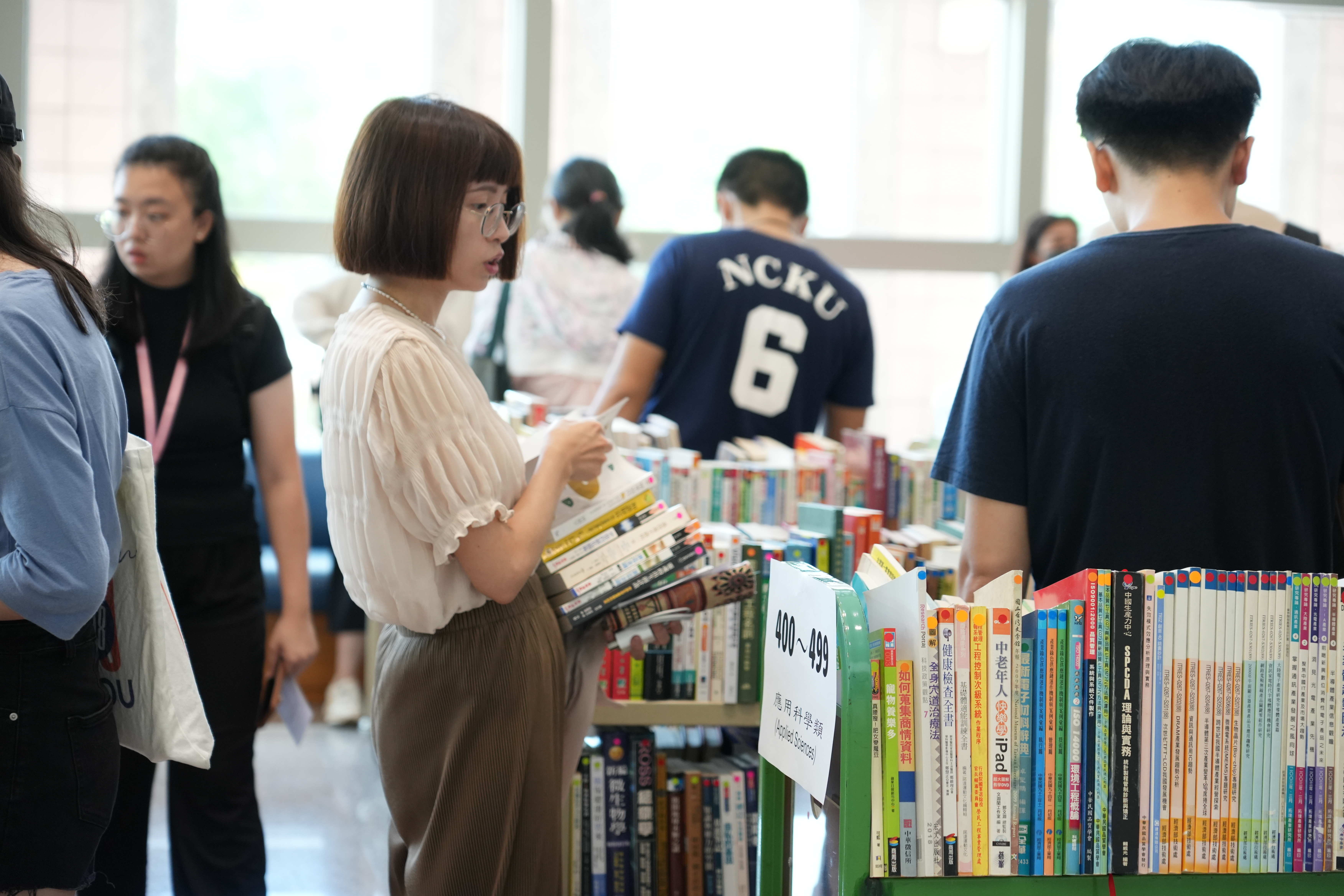 即日起到 9 月 15 日，成大圖書館二手書義賣每天上午 10 點在成功校區總圖書館 1 樓大廳開賣