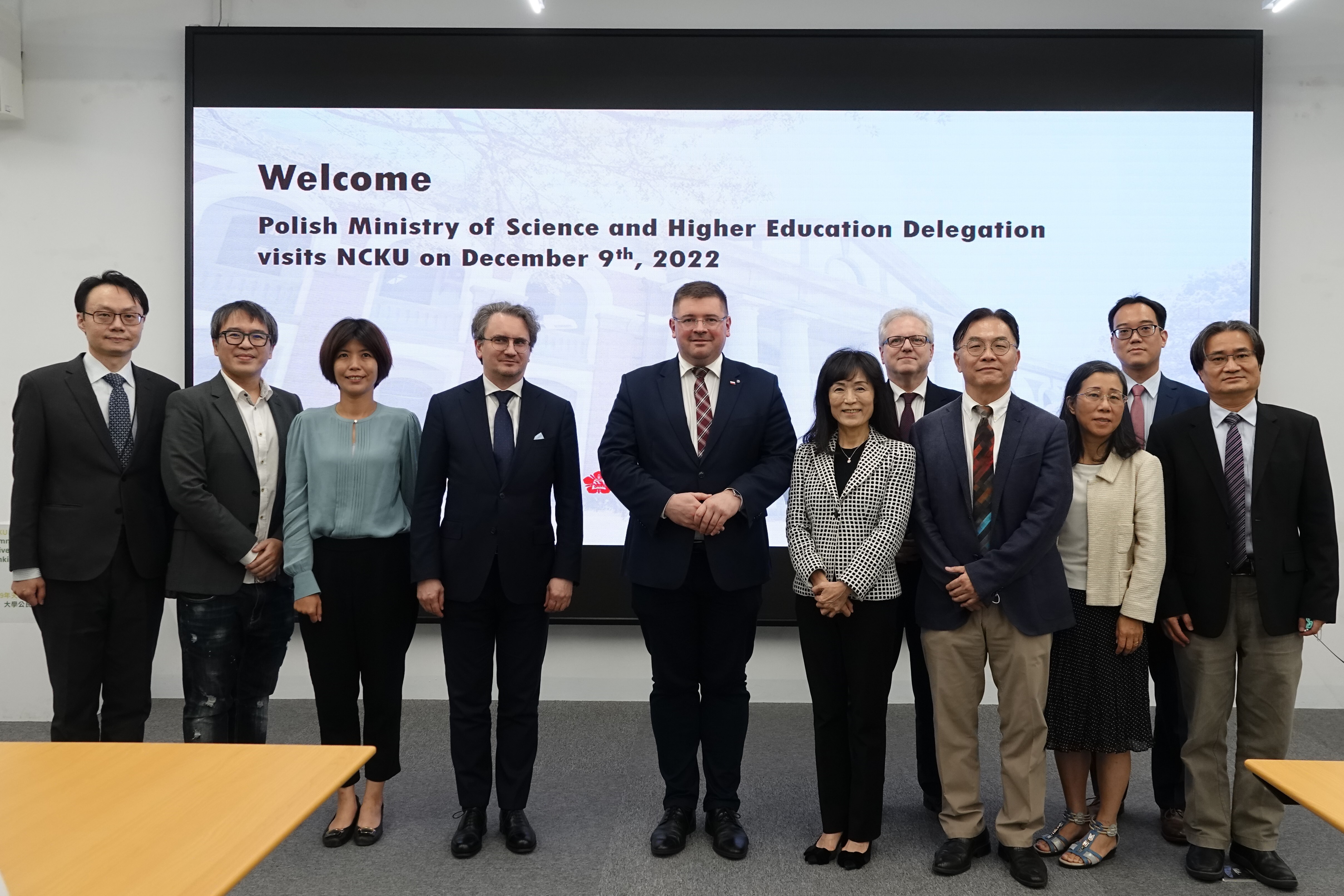 波蘭科學與高等教育部一行9日拜訪成大,雙方於未來館進行會談