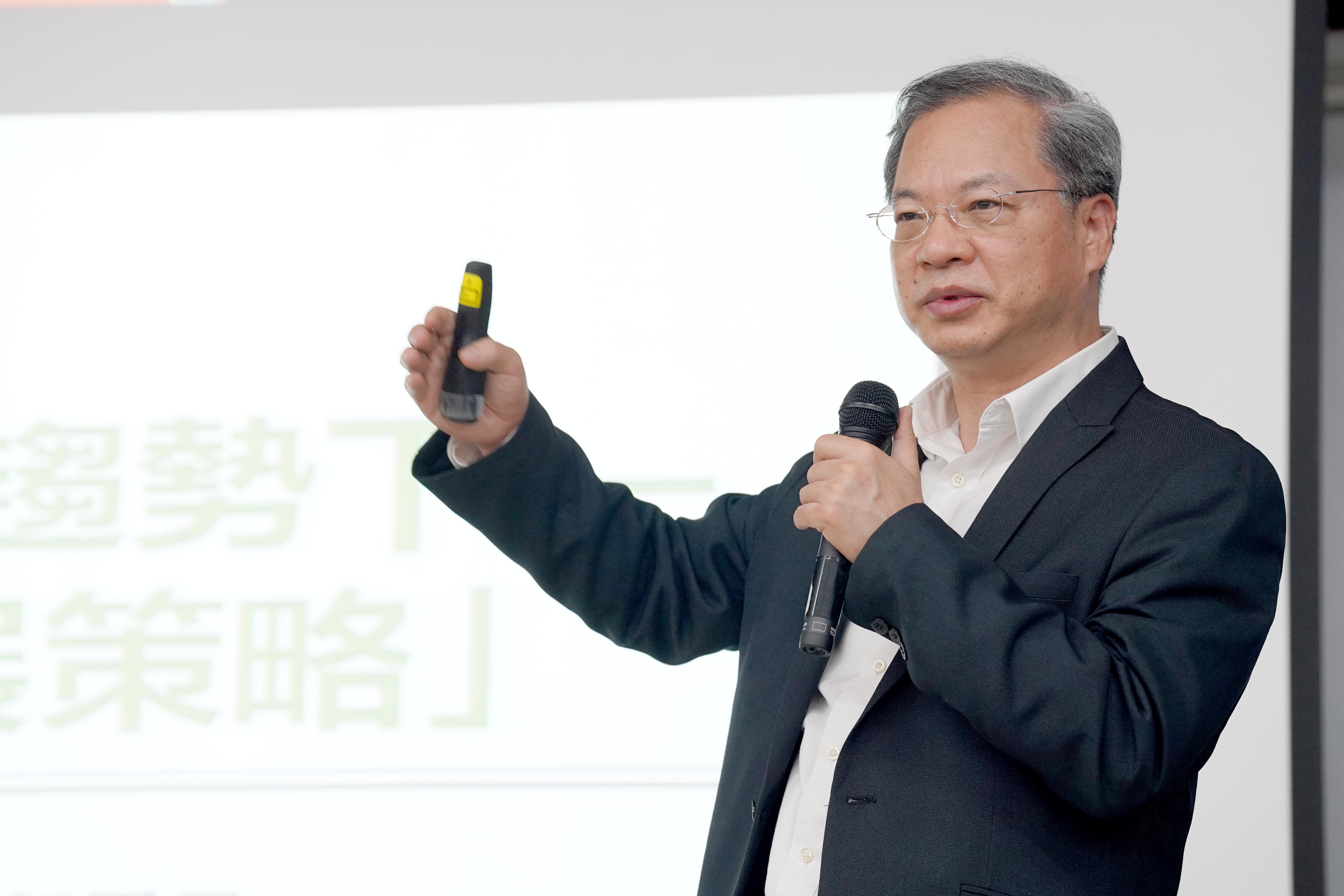 負責台灣2050淨零排放路徑策略規劃的國發會龔明鑫主任委員說,淨零碳排我們要跟全世界接軌,全球共同努力,因為目標一致才會成功